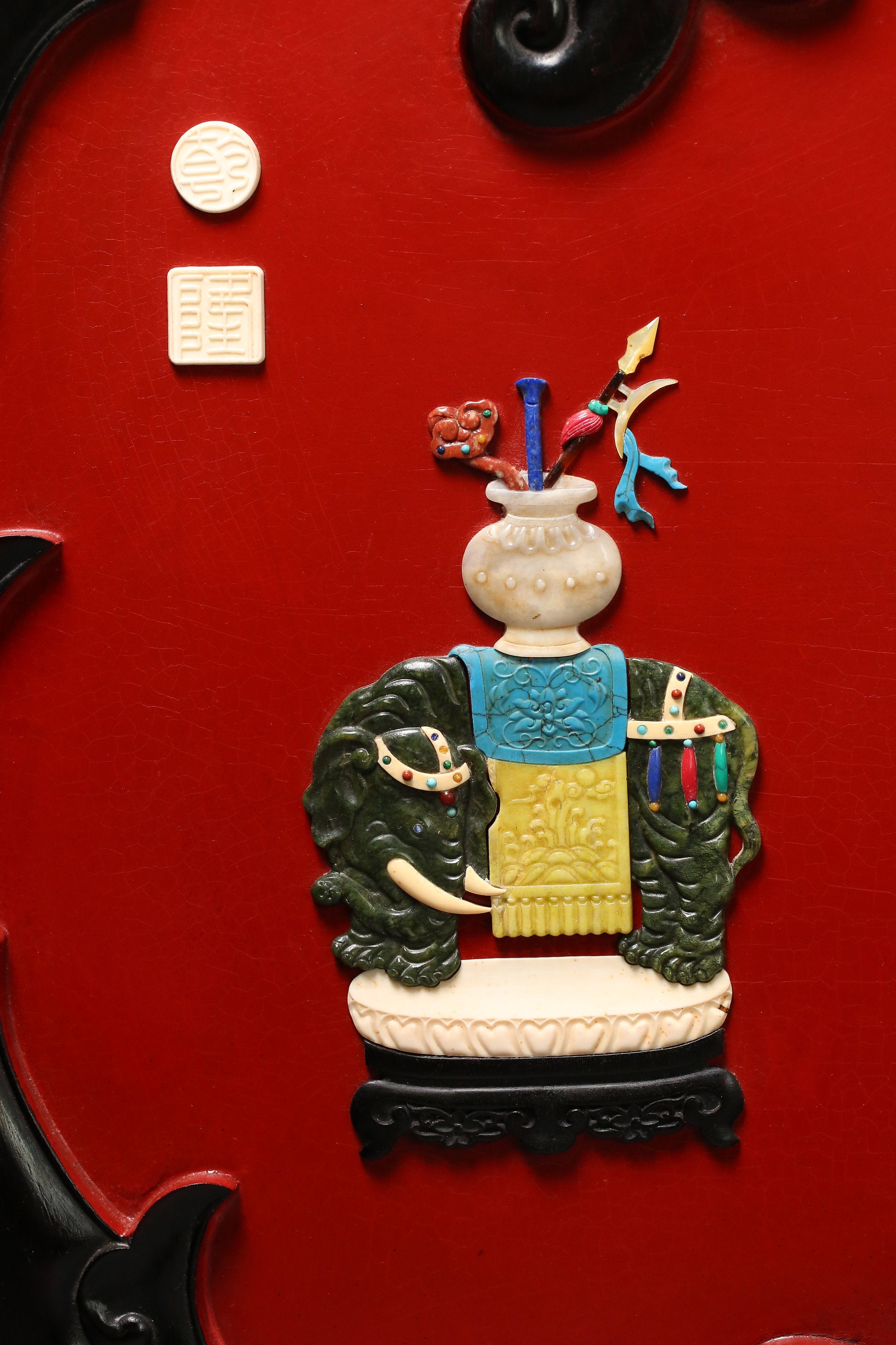 A hanging screen inlaid with precious stones, symbolizing peace and prosperity.