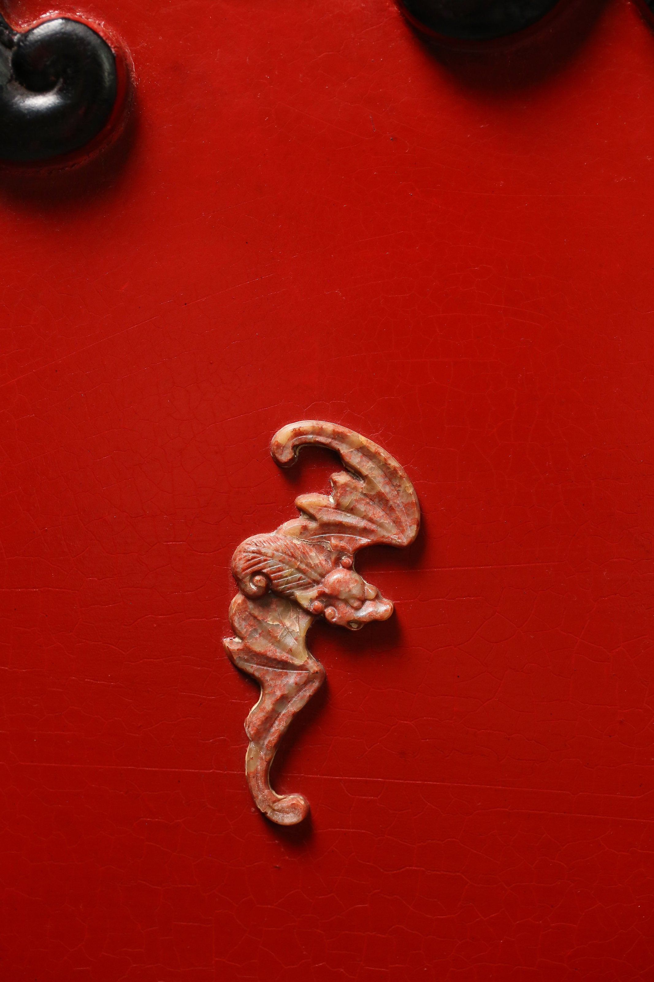 A hanging screen inlaid with precious stones, symbolizing peace and prosperity.