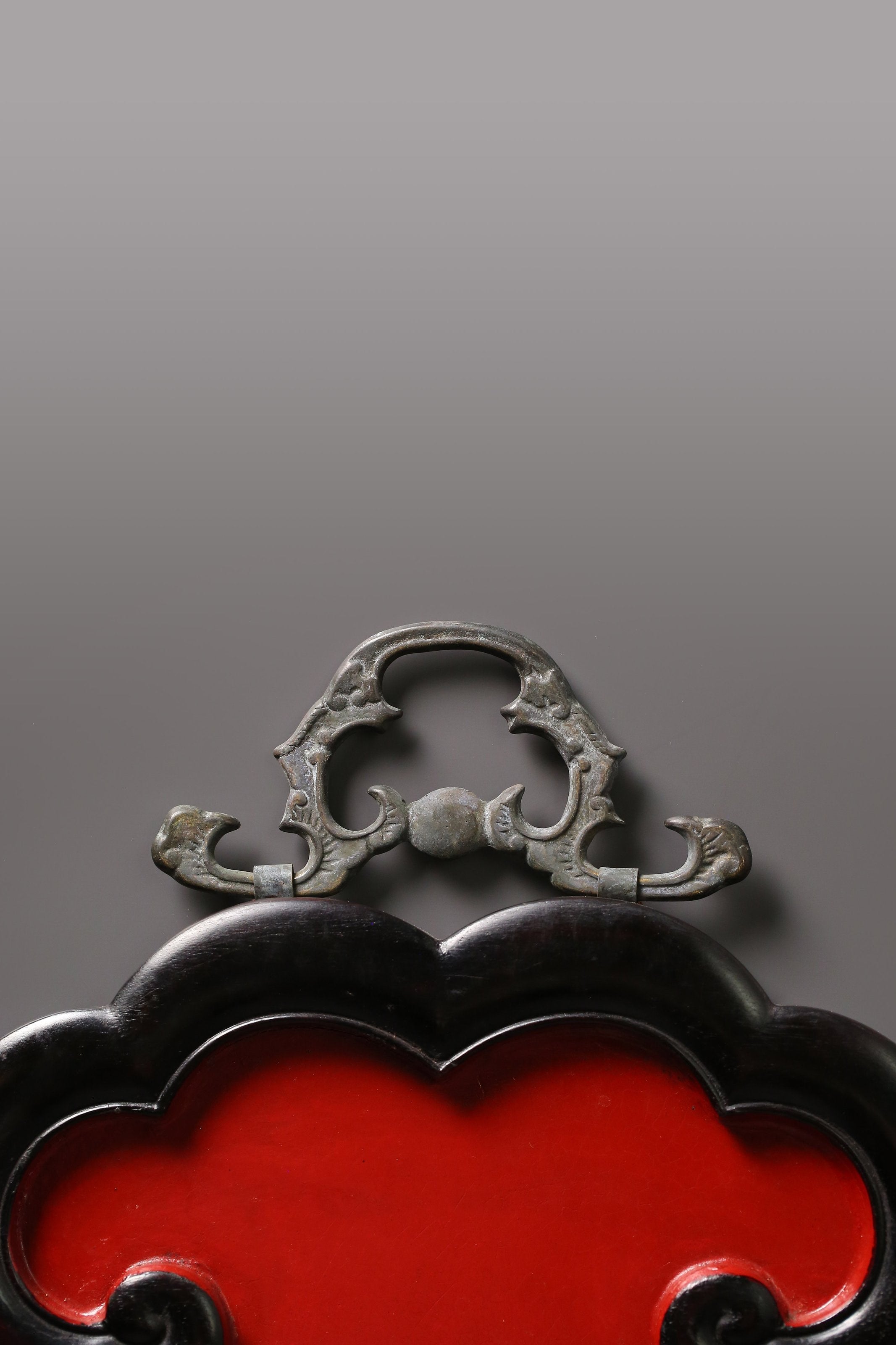 A hanging screen inlaid with precious stones, symbolizing peace and prosperity.