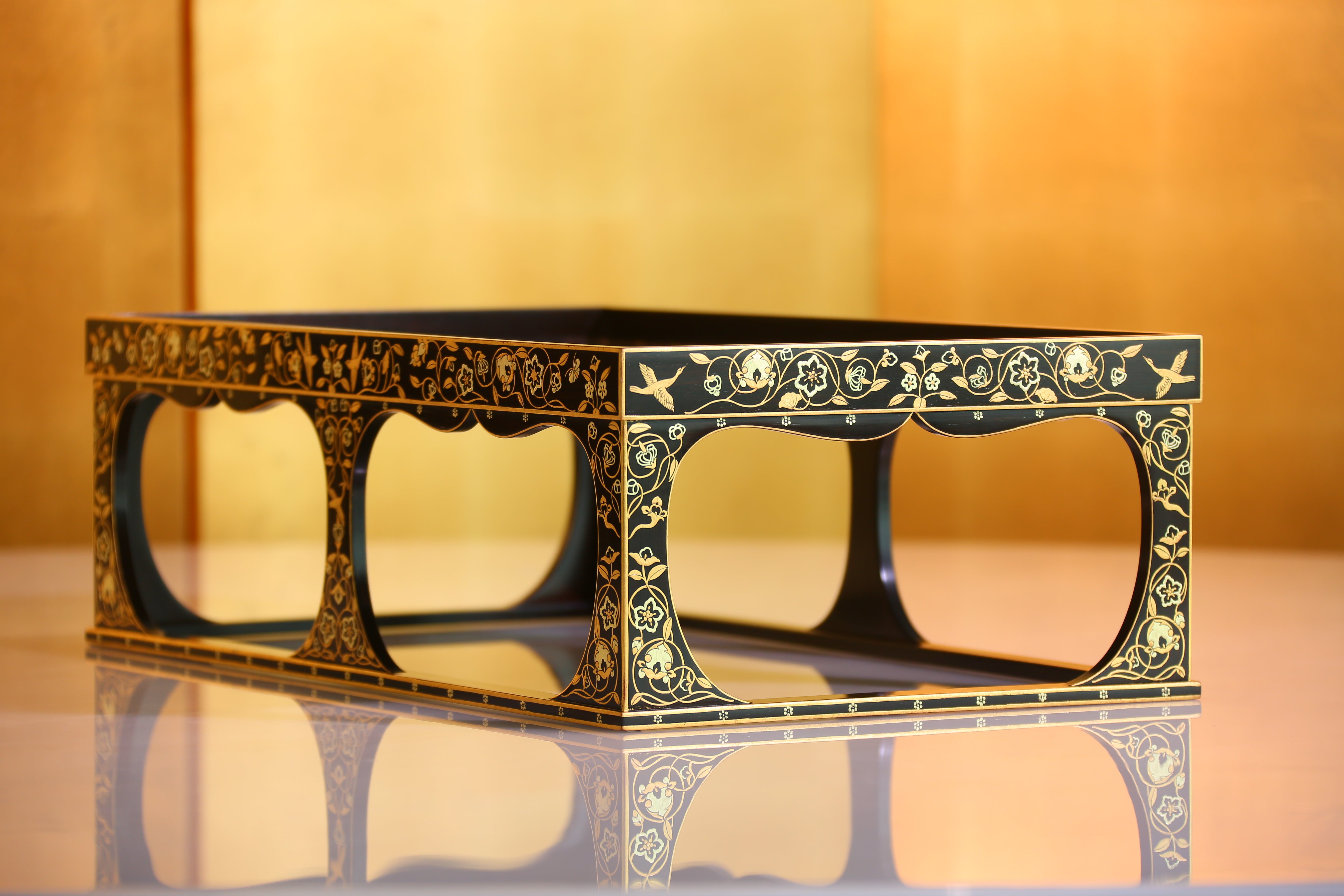 Replica of Tang Dynasty gold-painted tea tray
