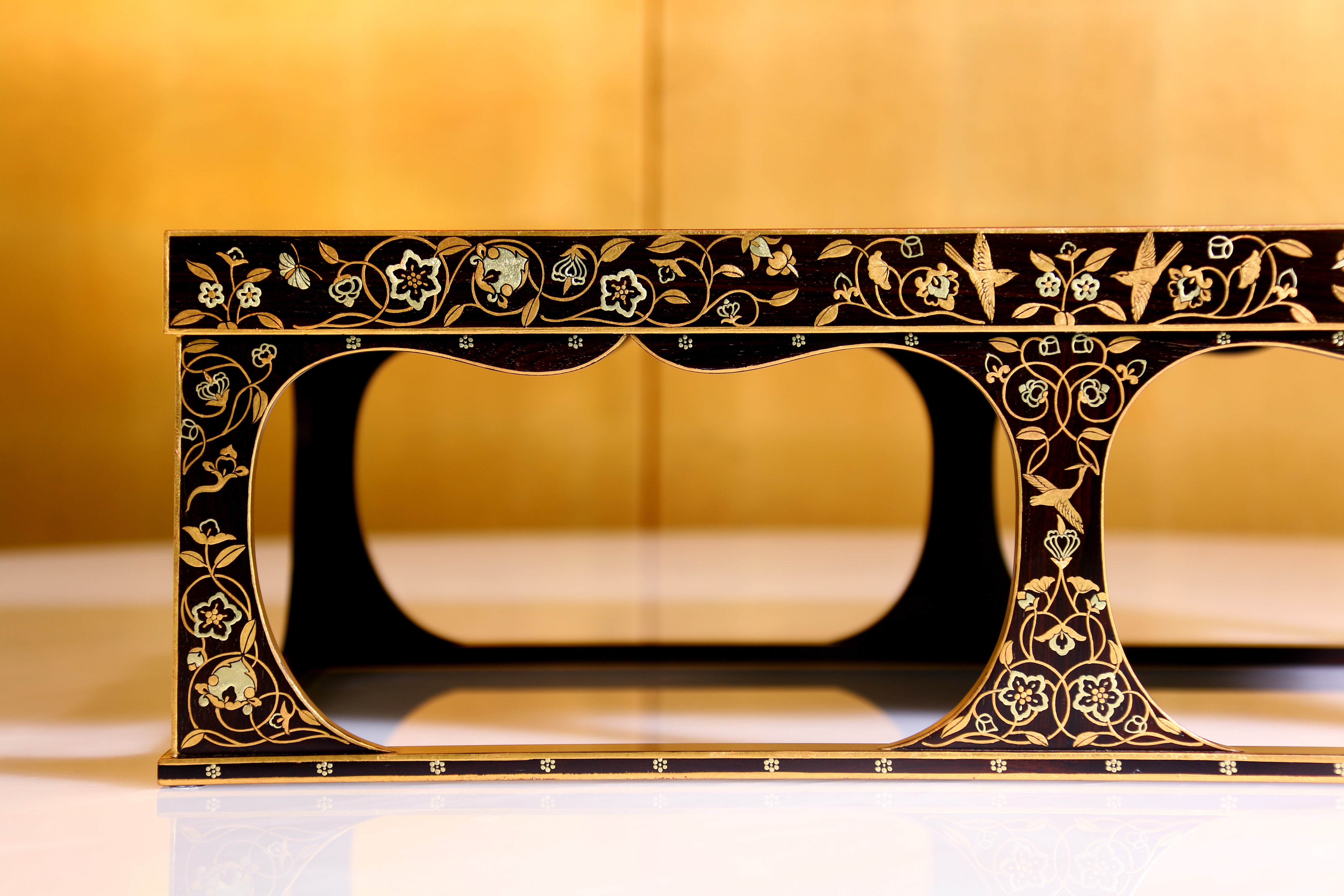 Replica of Tang Dynasty gold-painted tea tray