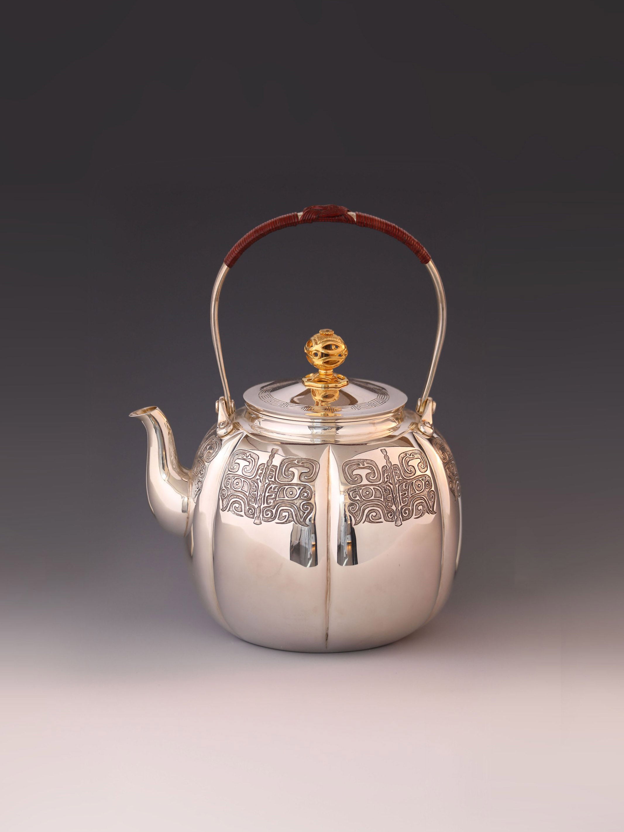 Taotie-patterned gold-handled animal-mouthed cloth bag-shaped ewer (with pure gold knob)