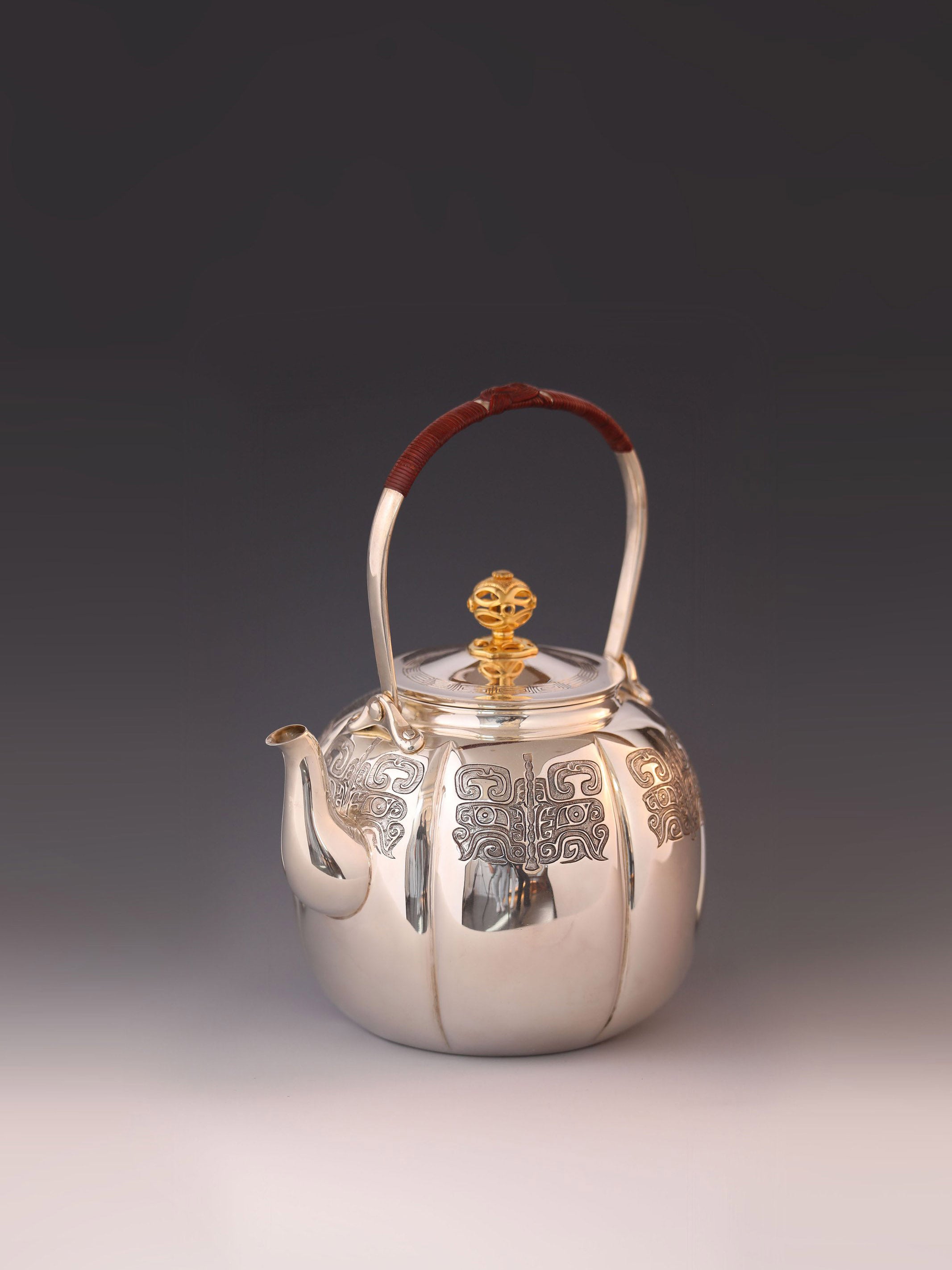 Taotie-patterned gold-handled animal-mouthed cloth bag-shaped ewer (with pure gold knob)