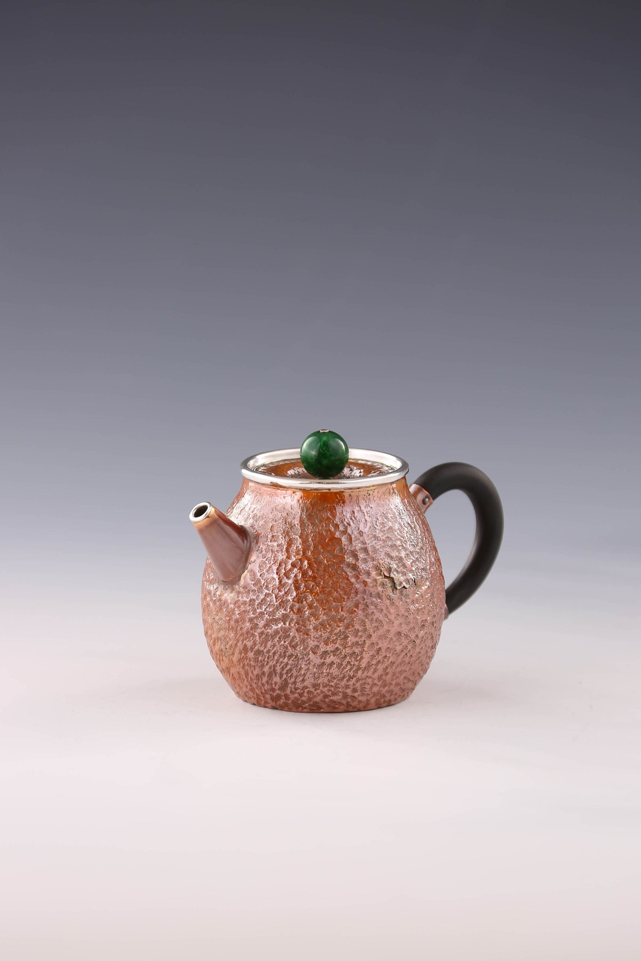 Hong Jike, an inheritor of the intangible cultural heritage, makes copper-plated silver dragon egg teapots.