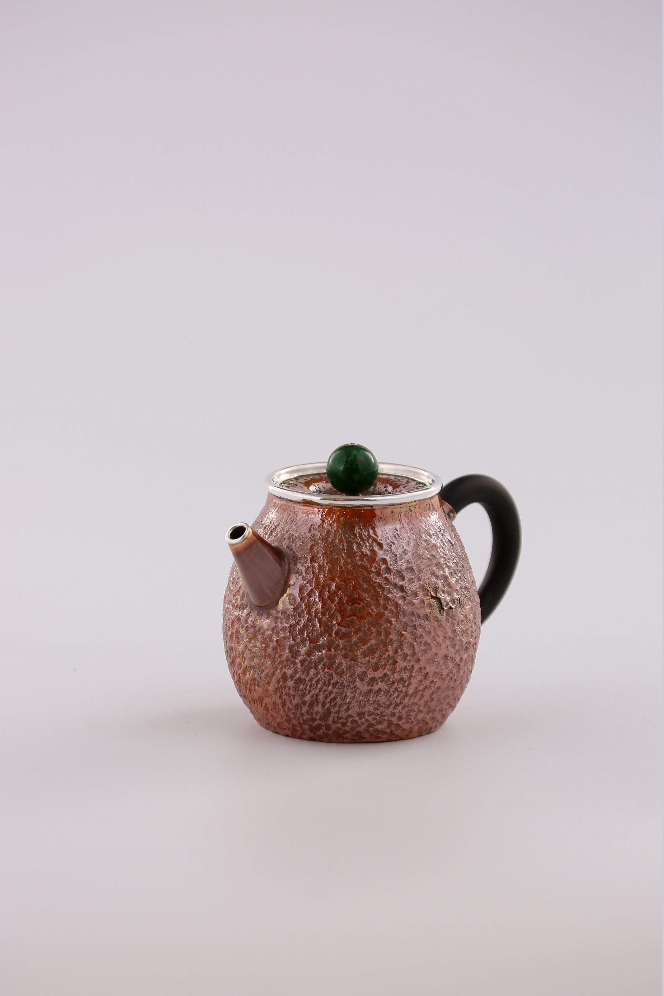 Hong Jike, an inheritor of the intangible cultural heritage, makes copper-plated silver dragon egg teapots.