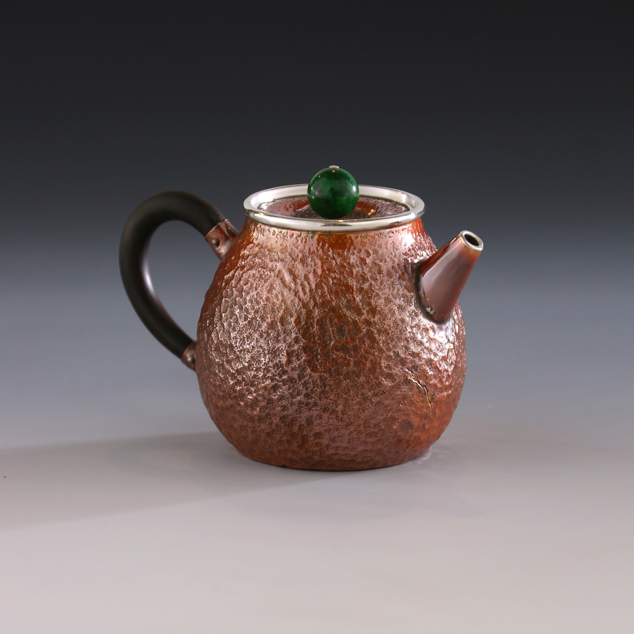 Hong Jike, an inheritor of the intangible cultural heritage, makes copper-plated silver dragon egg teapots.