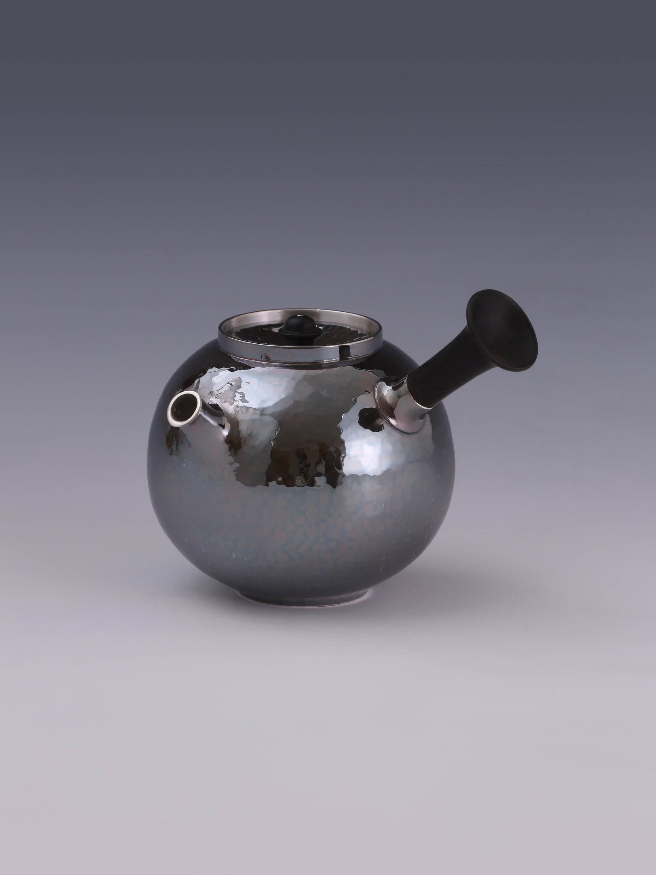 Earthen jar-shaped silver pot with side handle