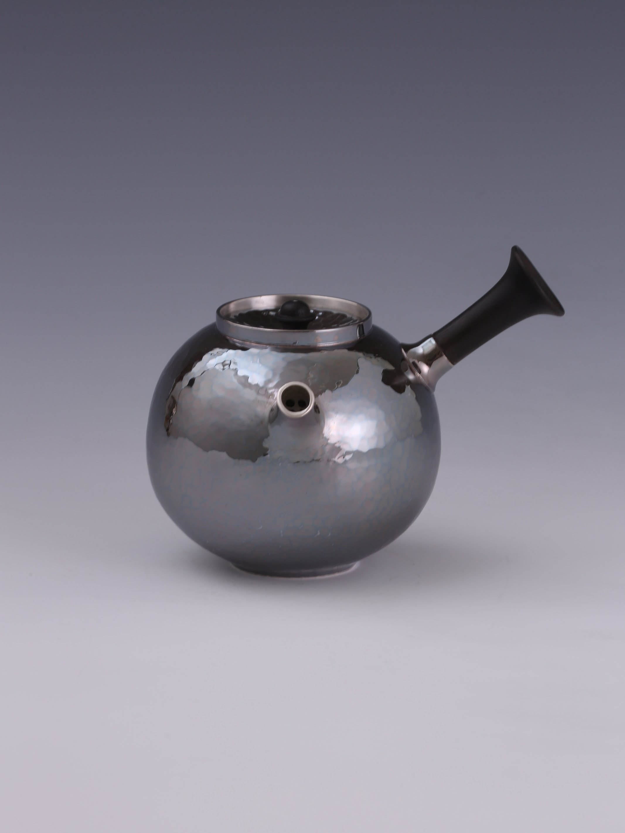 Earthen jar-shaped silver pot with side handle