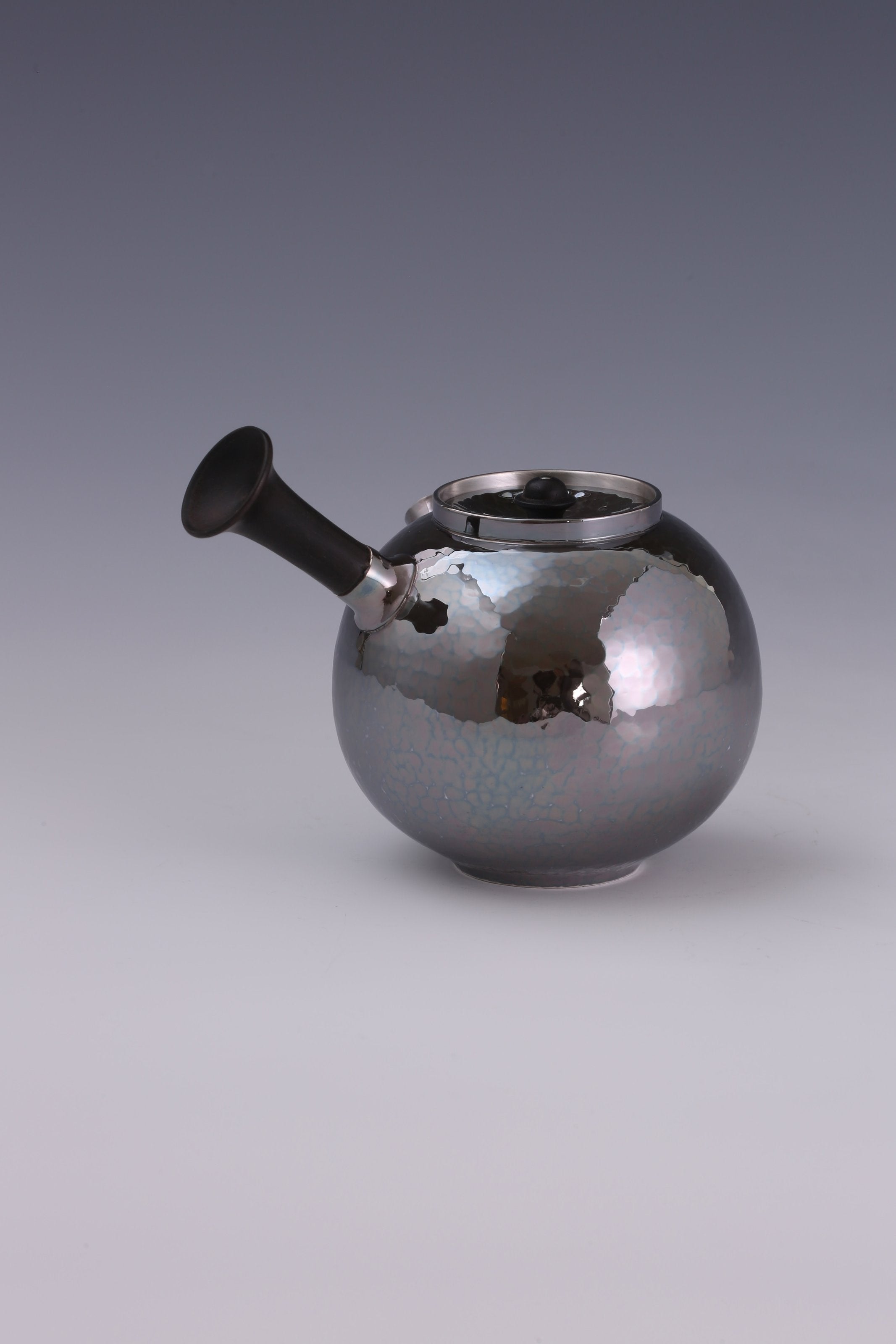 Earthen jar-shaped silver pot with side handle