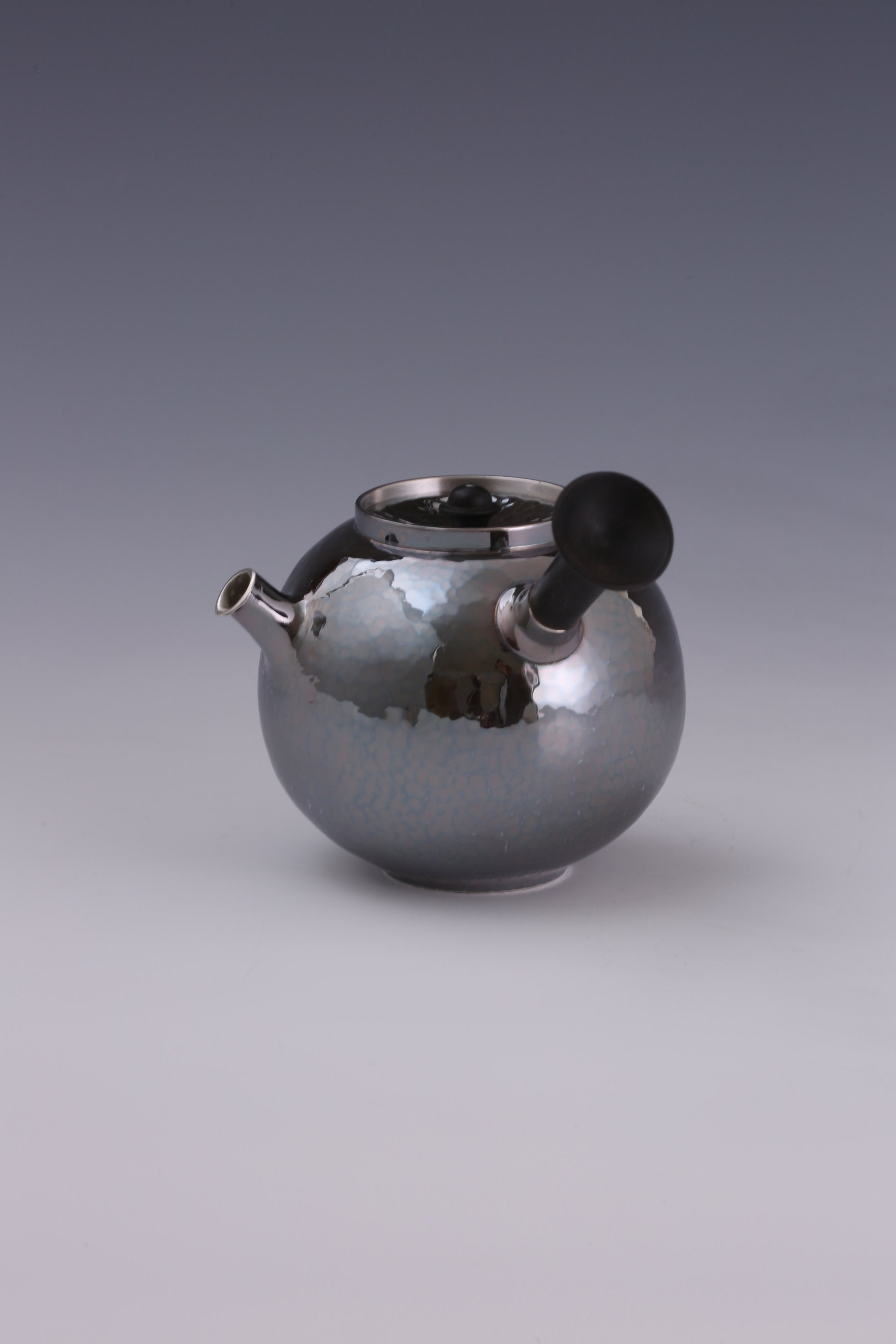 Earthen jar-shaped silver pot with side handle