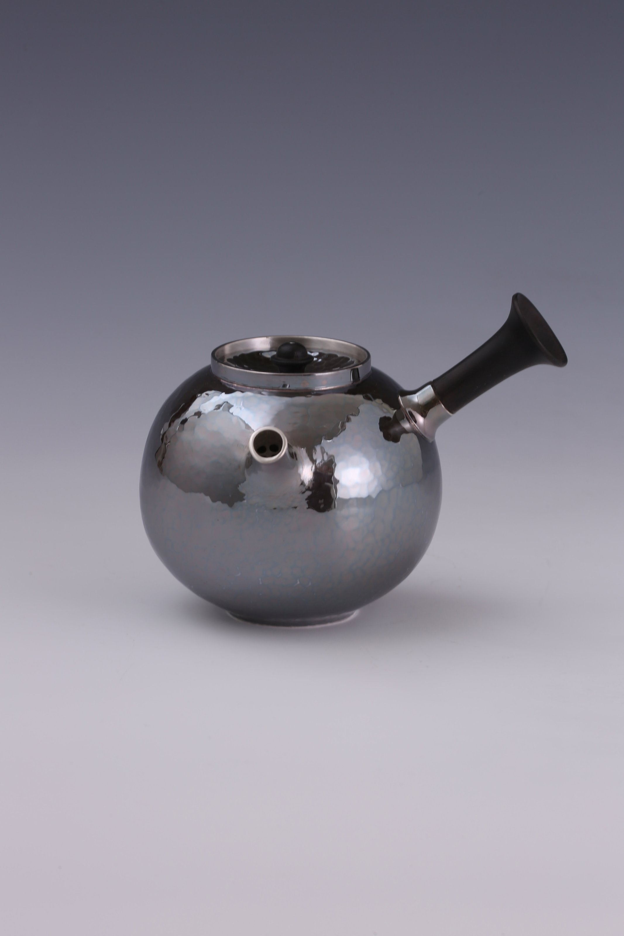 Earthen jar-shaped silver pot with side handle