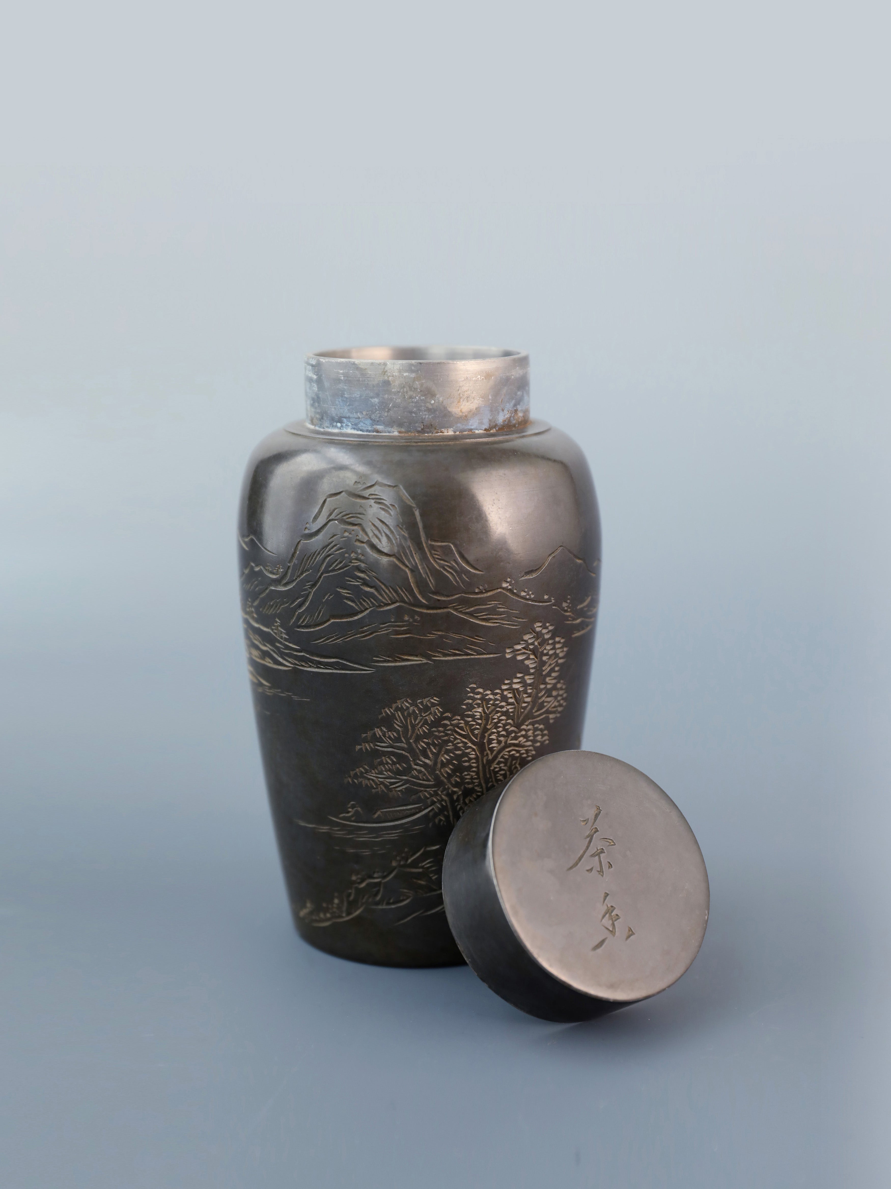 Towering Trees Amidst Thousands of Valleys—Meiji-era Ishino Chased Landscape and Poetry Small Tea Canister