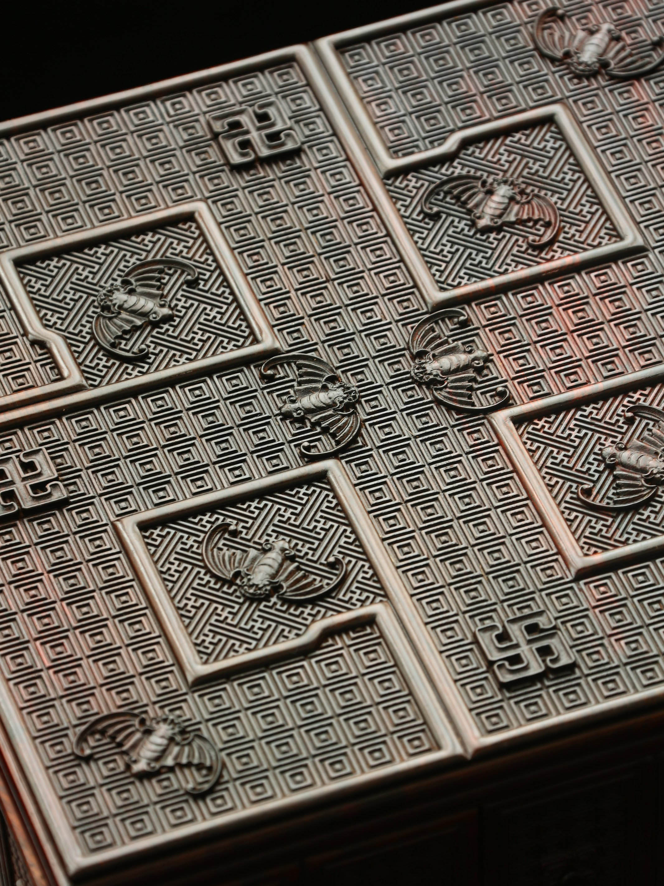 Grand Elegant Hall Swastika Pattern Blessings and Abundant Fortune Zambian Rosewood Qianlong Treasure Box