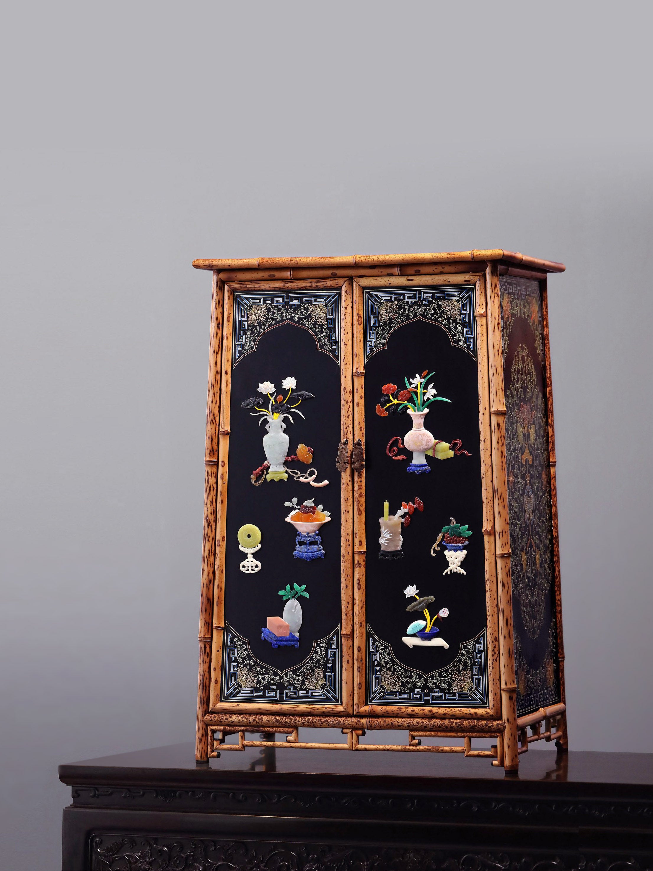 Xiangfei bamboo inlaid with gilded antique patterns, round-cornered tea table