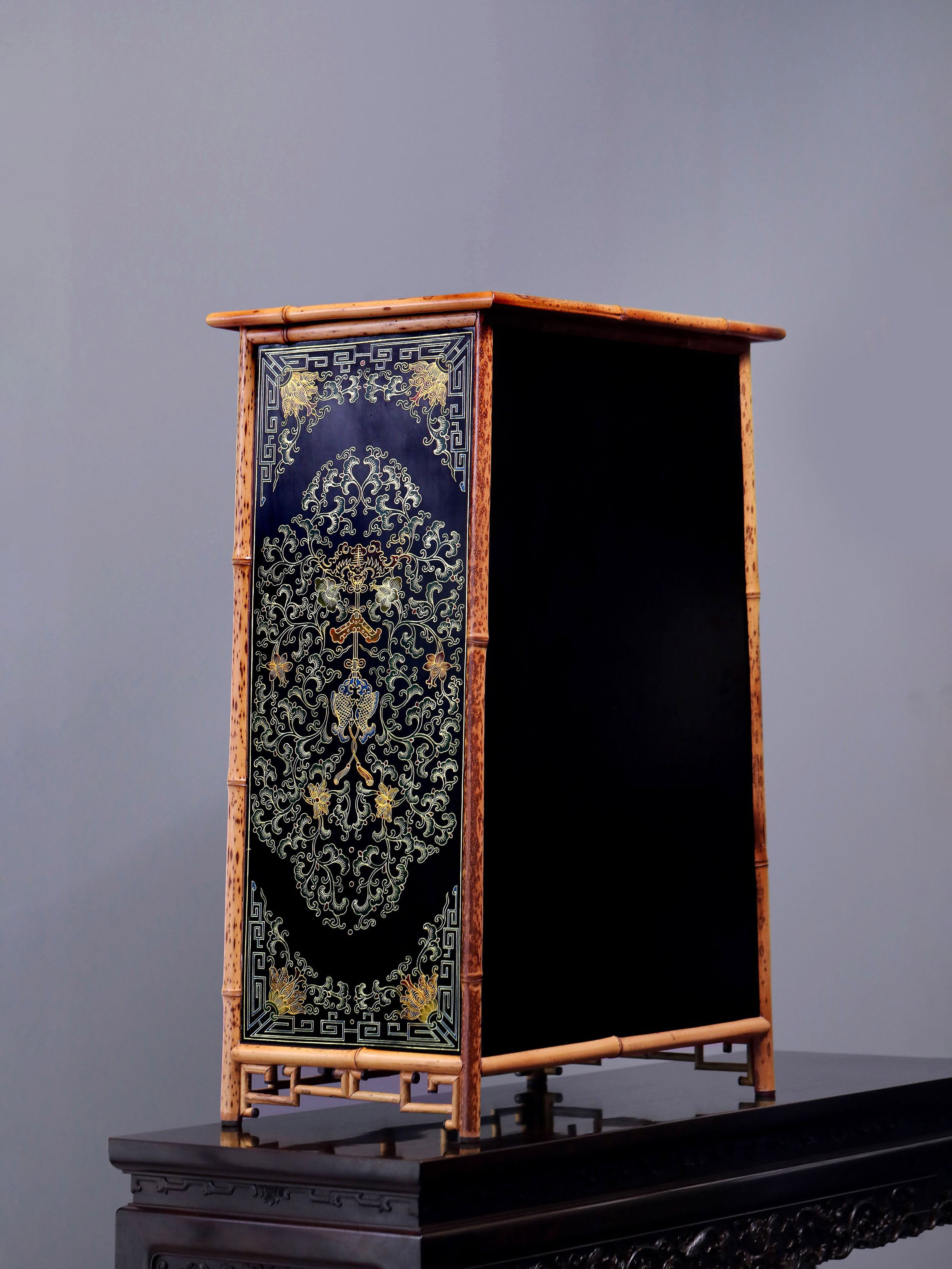 Xiangfei bamboo inlaid with gilded antique patterns, round-cornered tea table