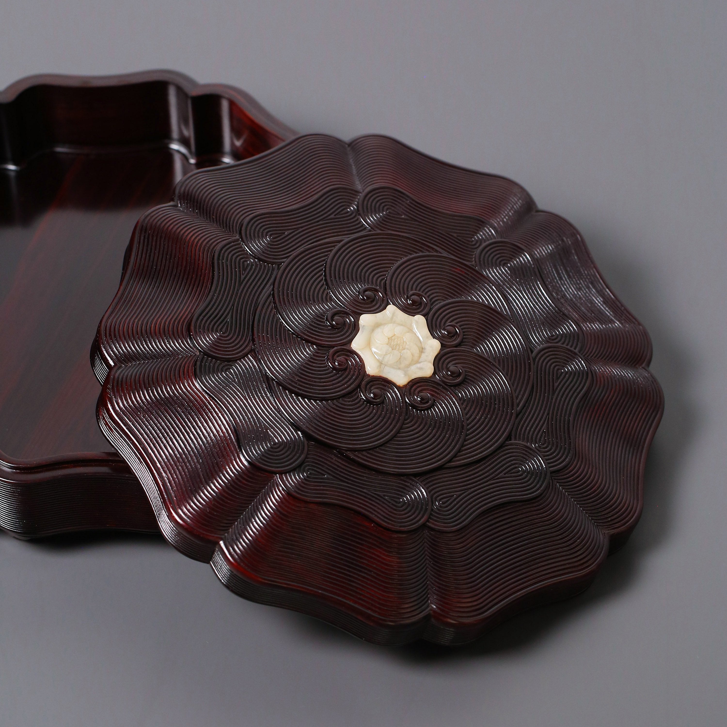 Small-leaf sandalwood box inlaid with jade sea wave pattern sunflower eight-treasure fruit box