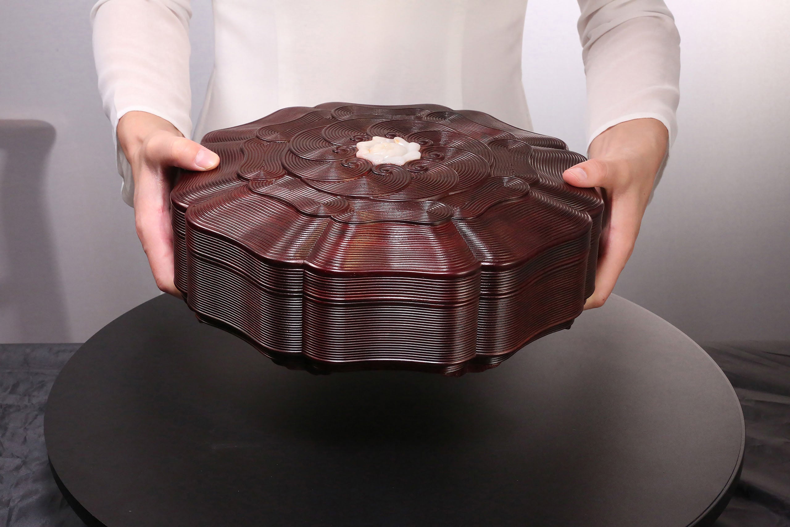 Small-leaf sandalwood box inlaid with jade sea wave pattern sunflower eight-treasure fruit box