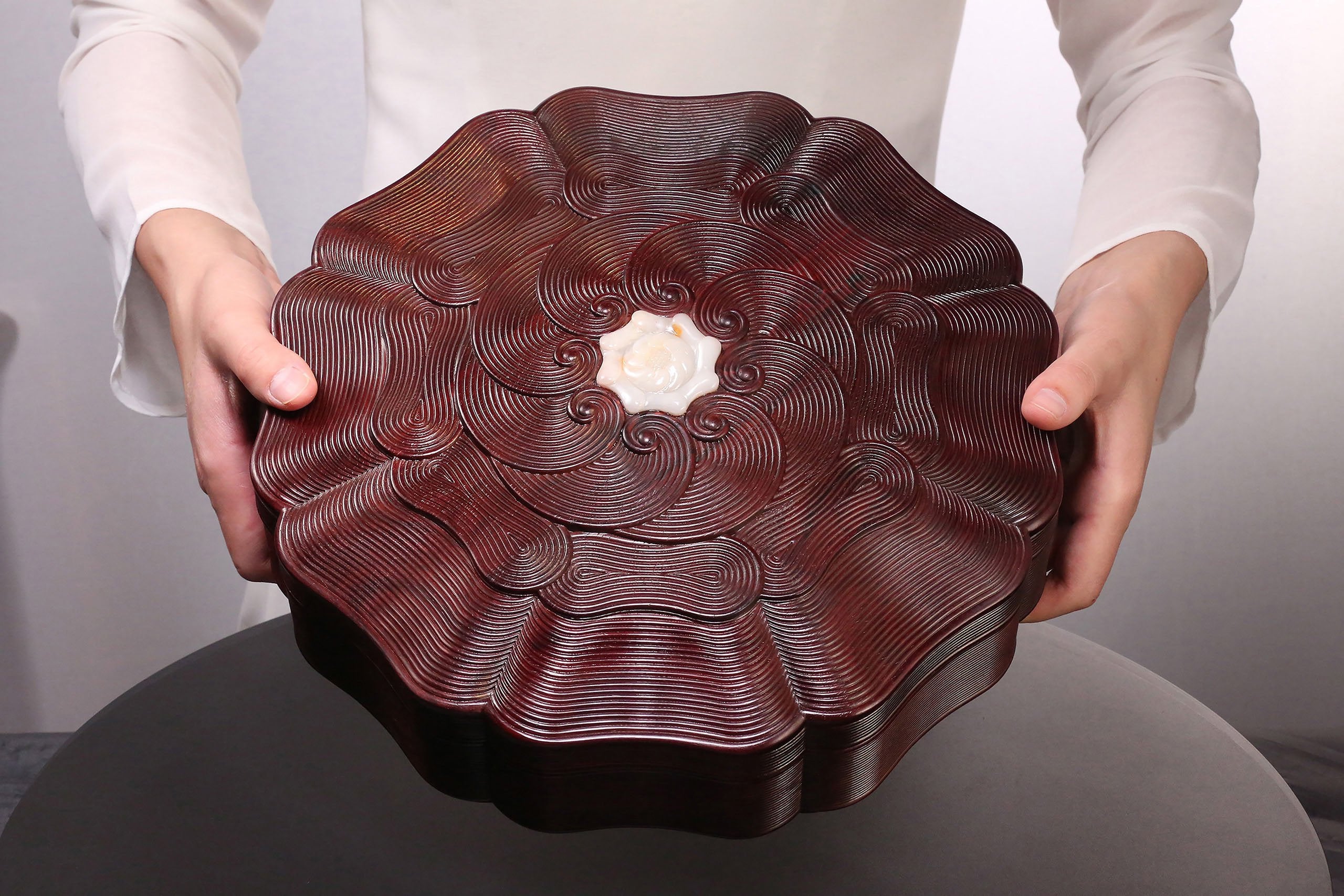 Small-leaf sandalwood box inlaid with jade sea wave pattern sunflower eight-treasure fruit box