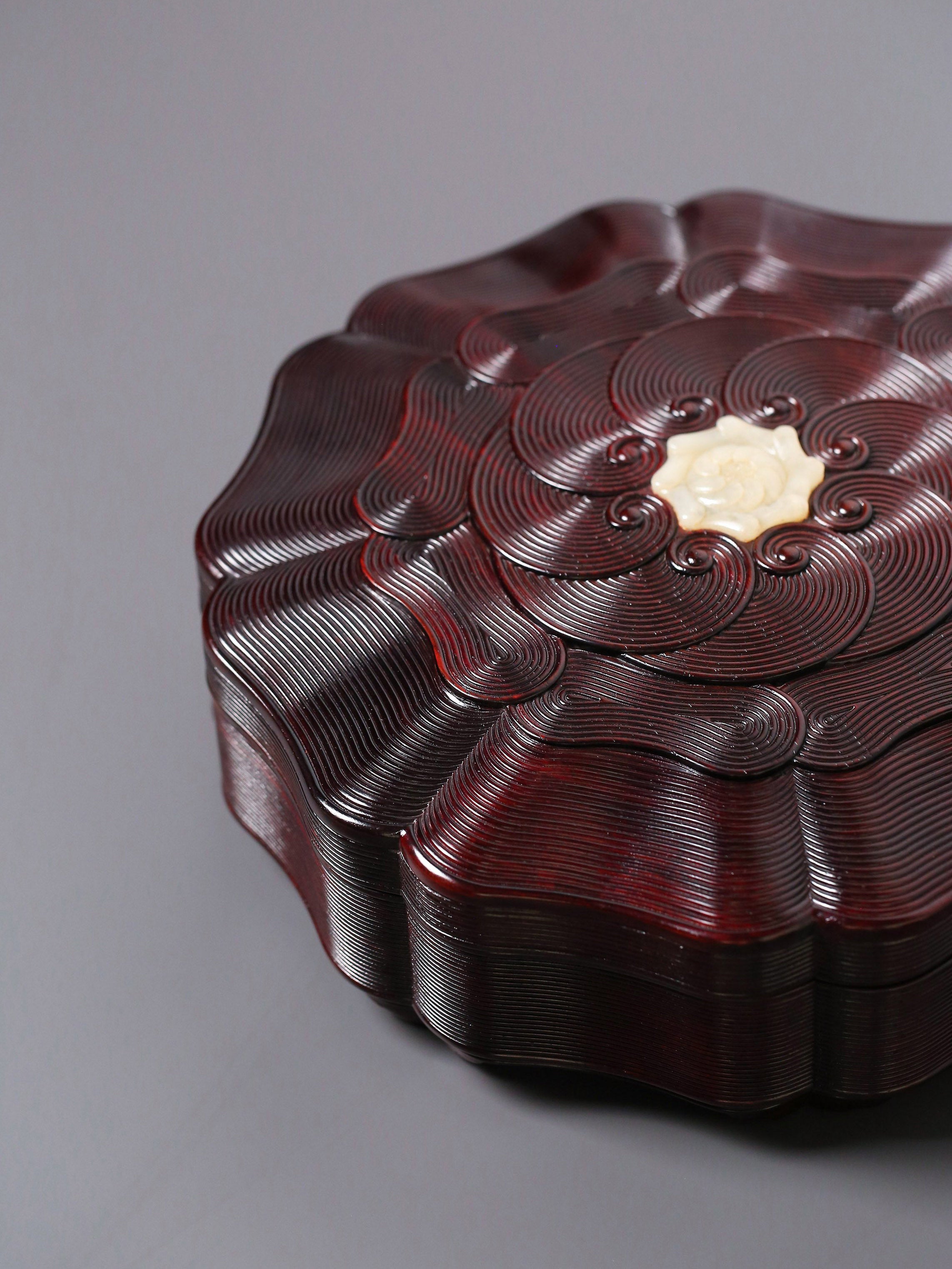 Small-leaf sandalwood box inlaid with jade sea wave pattern sunflower eight-treasure fruit box