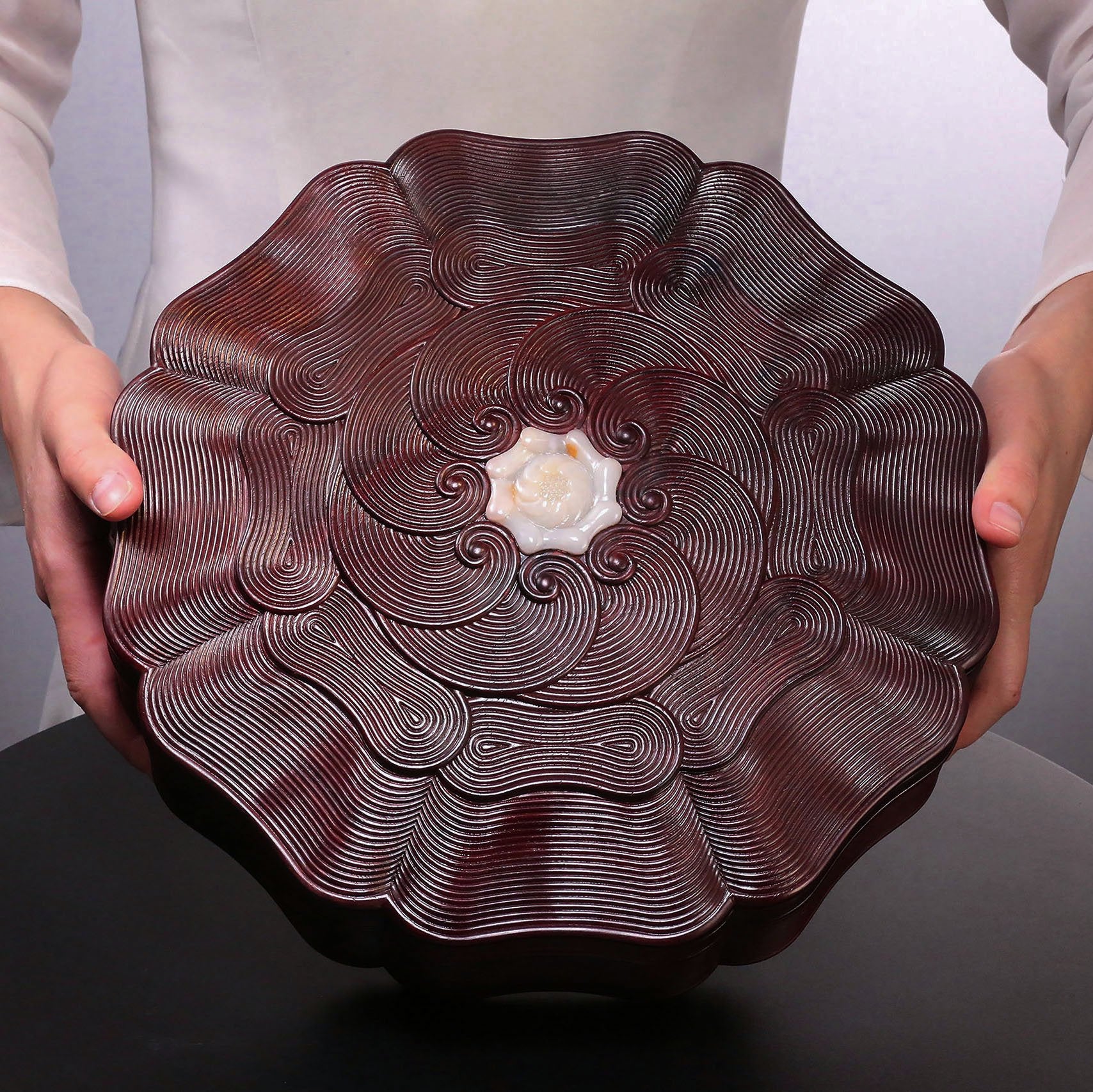 Small-leaf sandalwood box inlaid with jade sea wave pattern sunflower eight-treasure fruit box