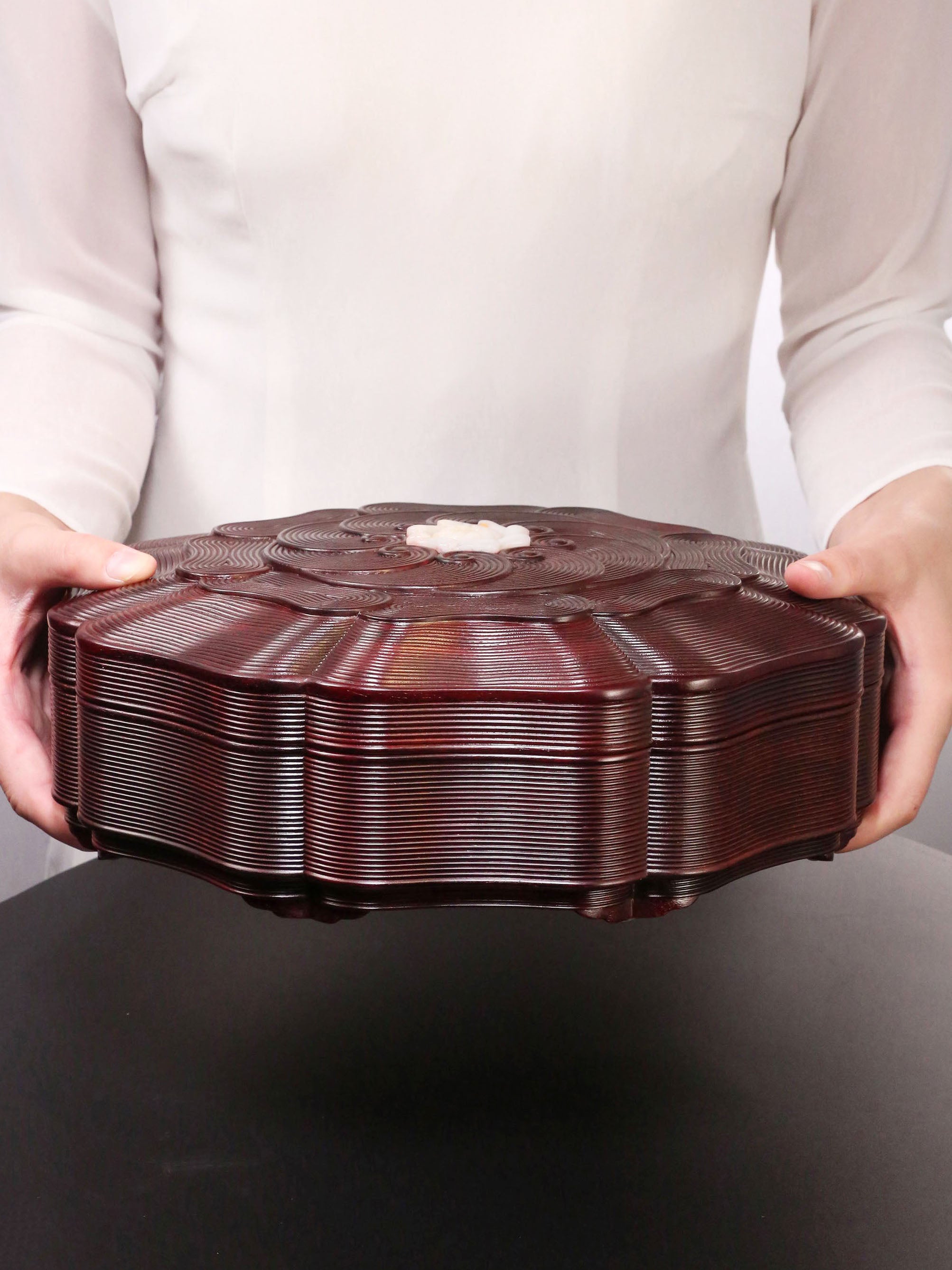 Small-leaf sandalwood box inlaid with jade sea wave pattern sunflower eight-treasure fruit box