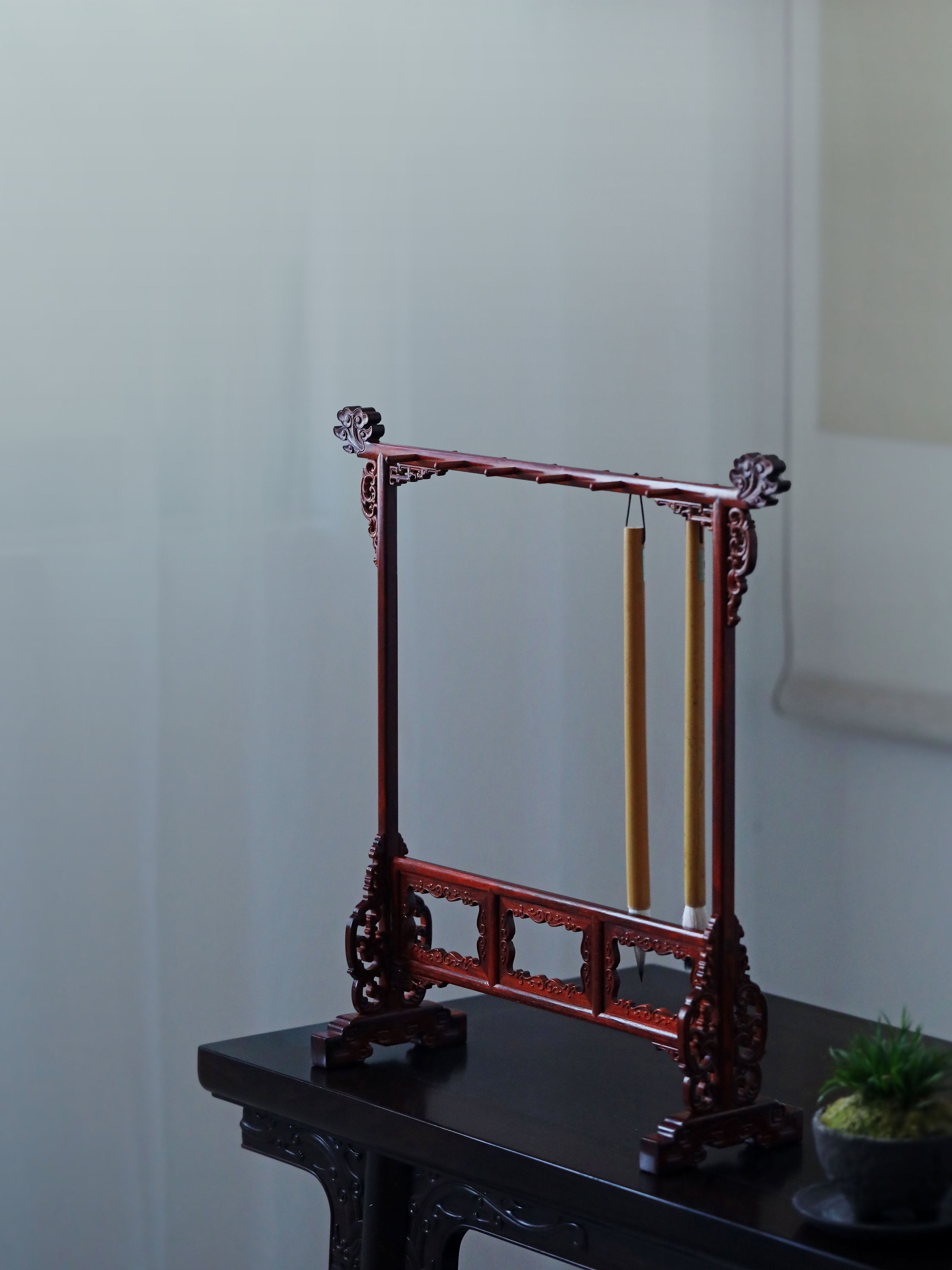 Small-leaf sandalwood pen holder with auspicious cloud pattern