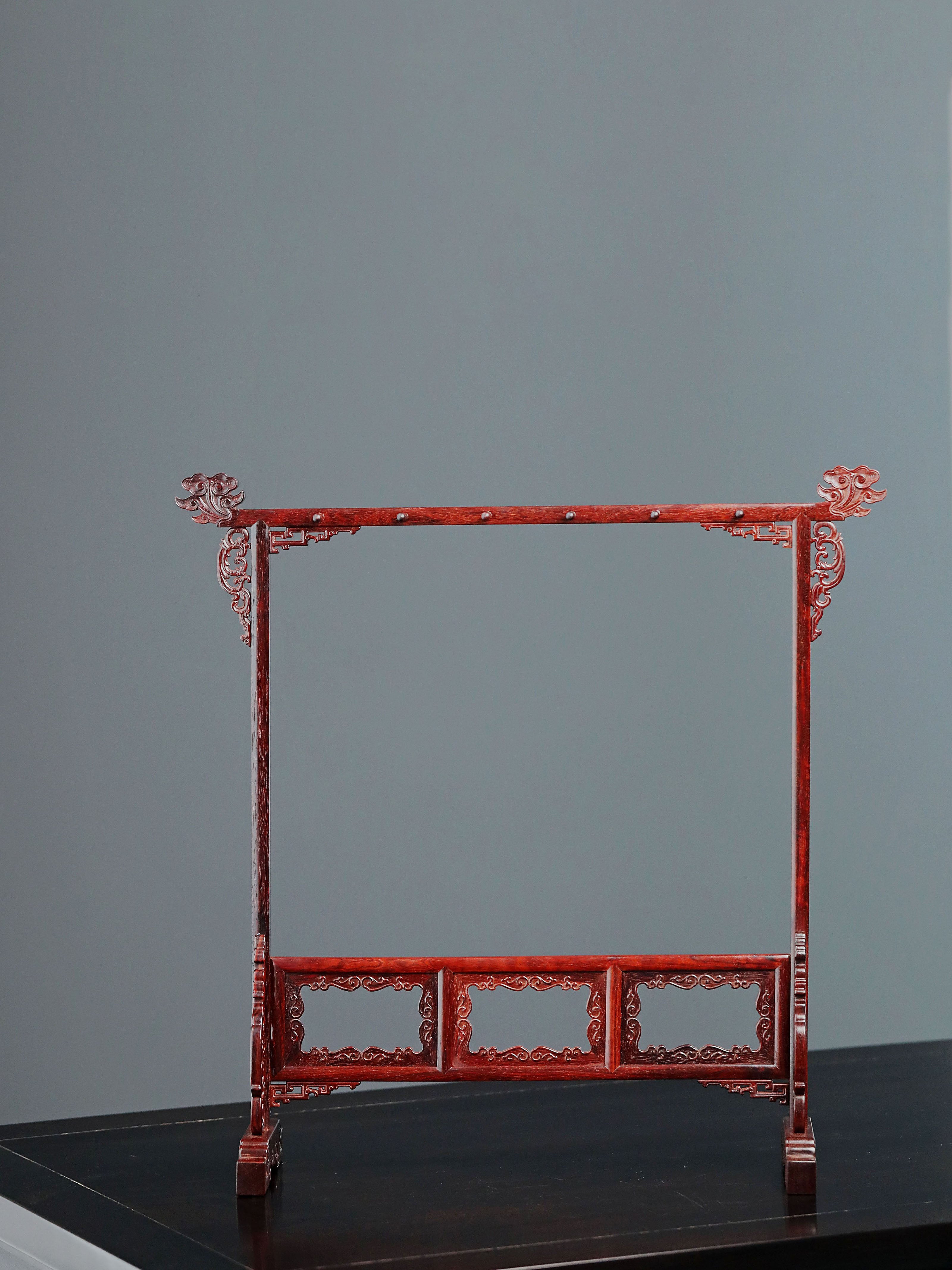 Small-leaf sandalwood pen holder with auspicious cloud pattern