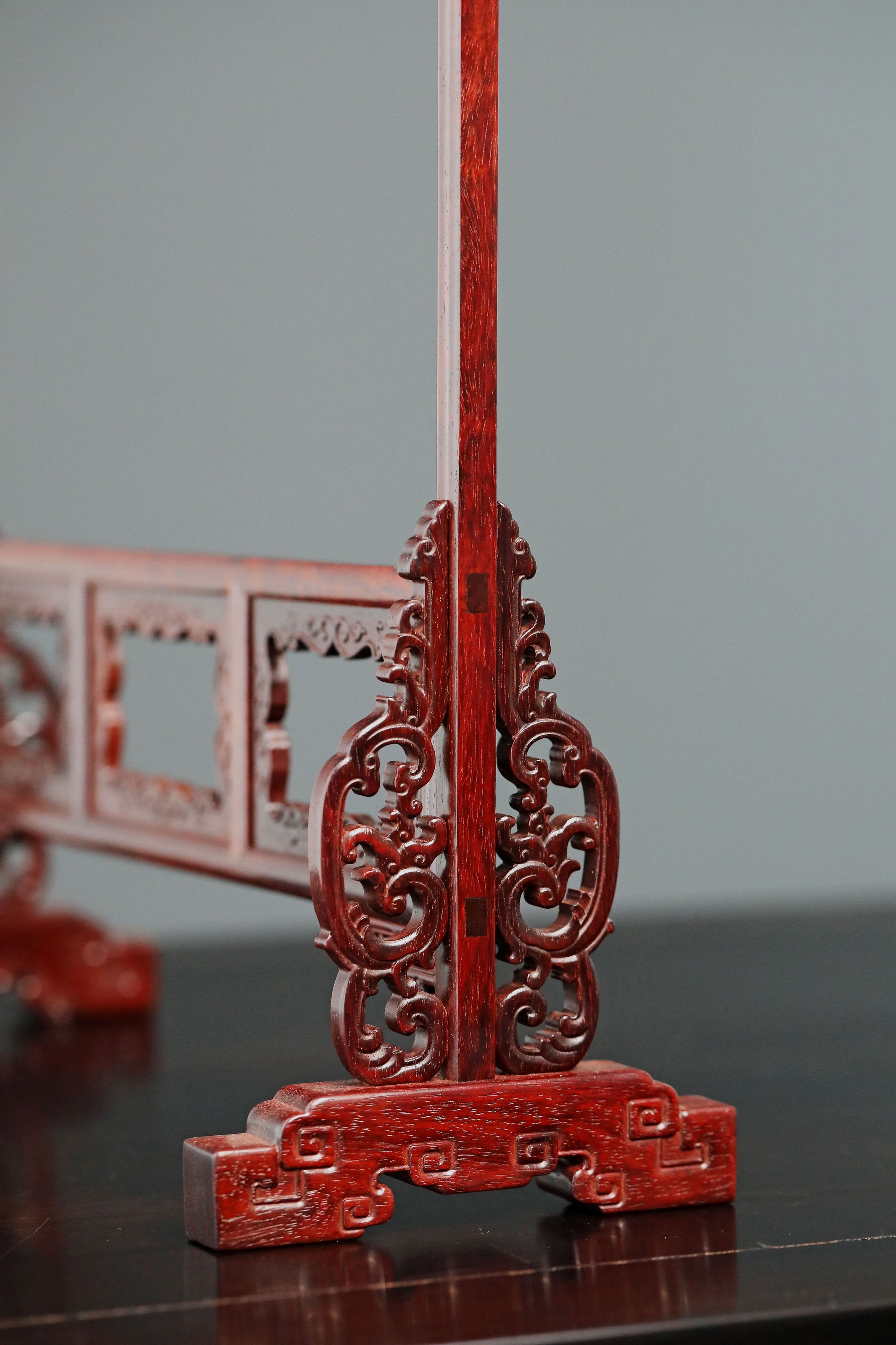 Small-leaf sandalwood pen holder with auspicious cloud pattern