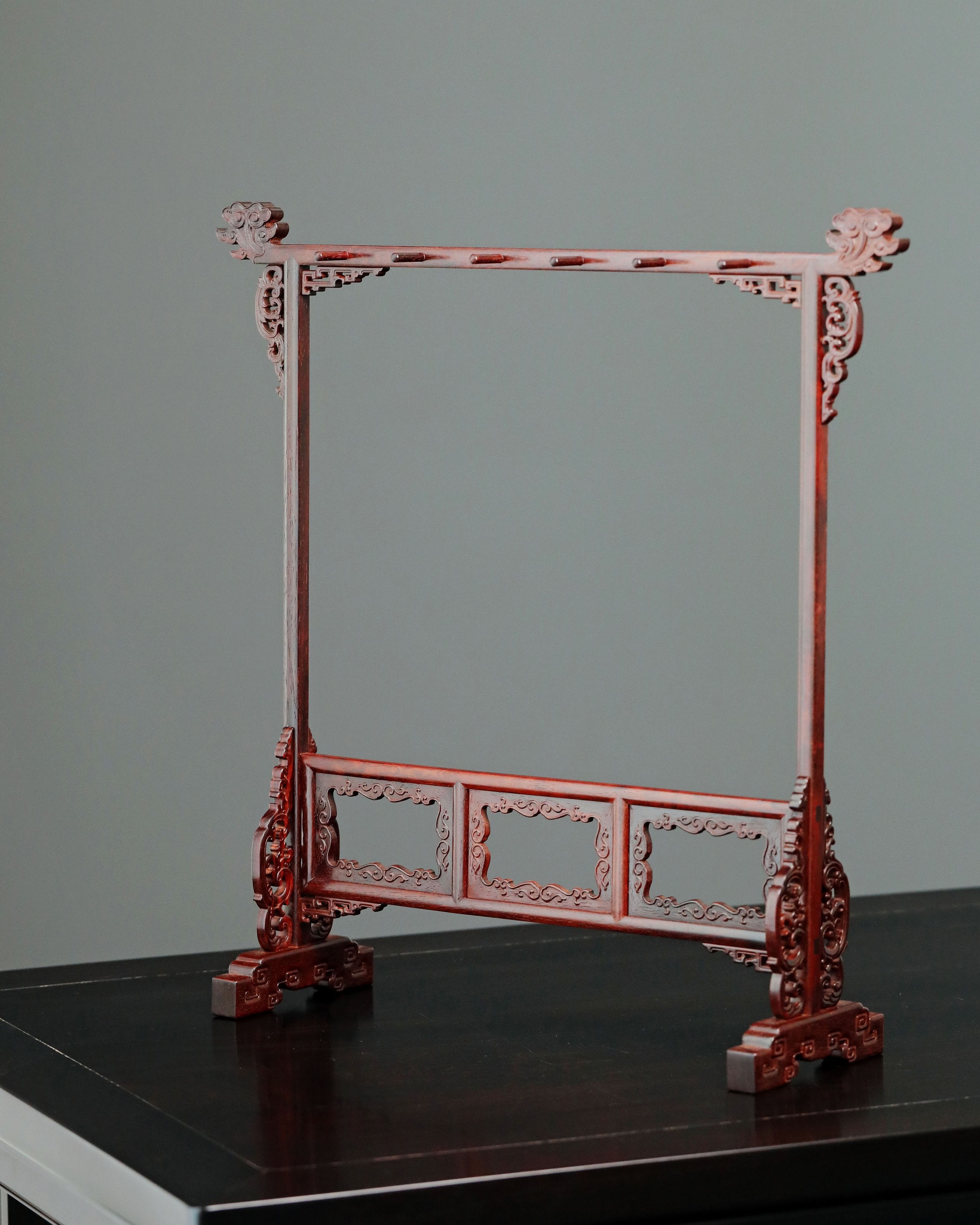 Small-leaf sandalwood pen holder with auspicious cloud pattern