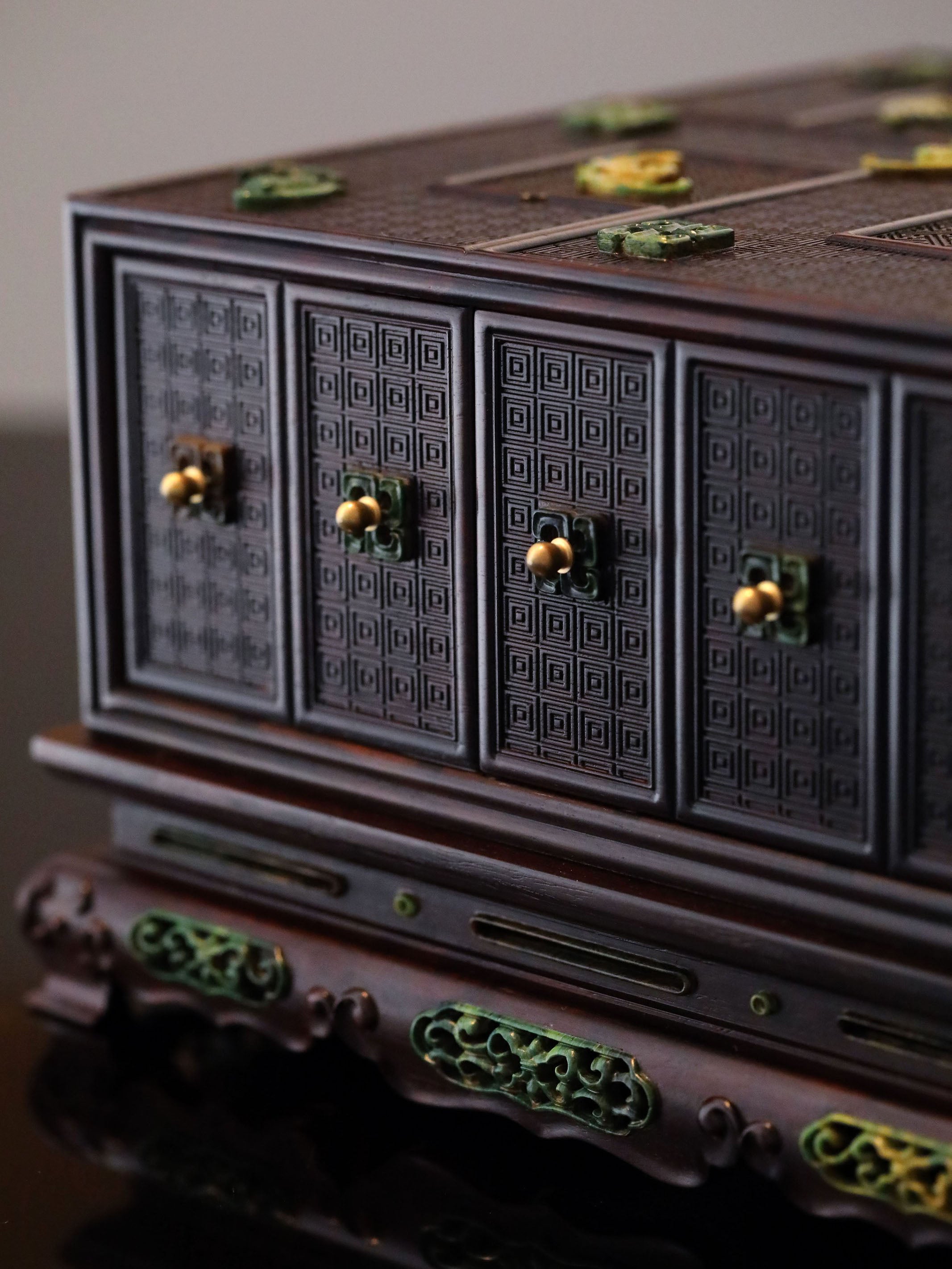 Grand Elegant Hall Treasure Box with Swastika Pattern, Blessed with Abundant Blessings, Made of Rosewood and Inlaid with Jade, Qianlong Period