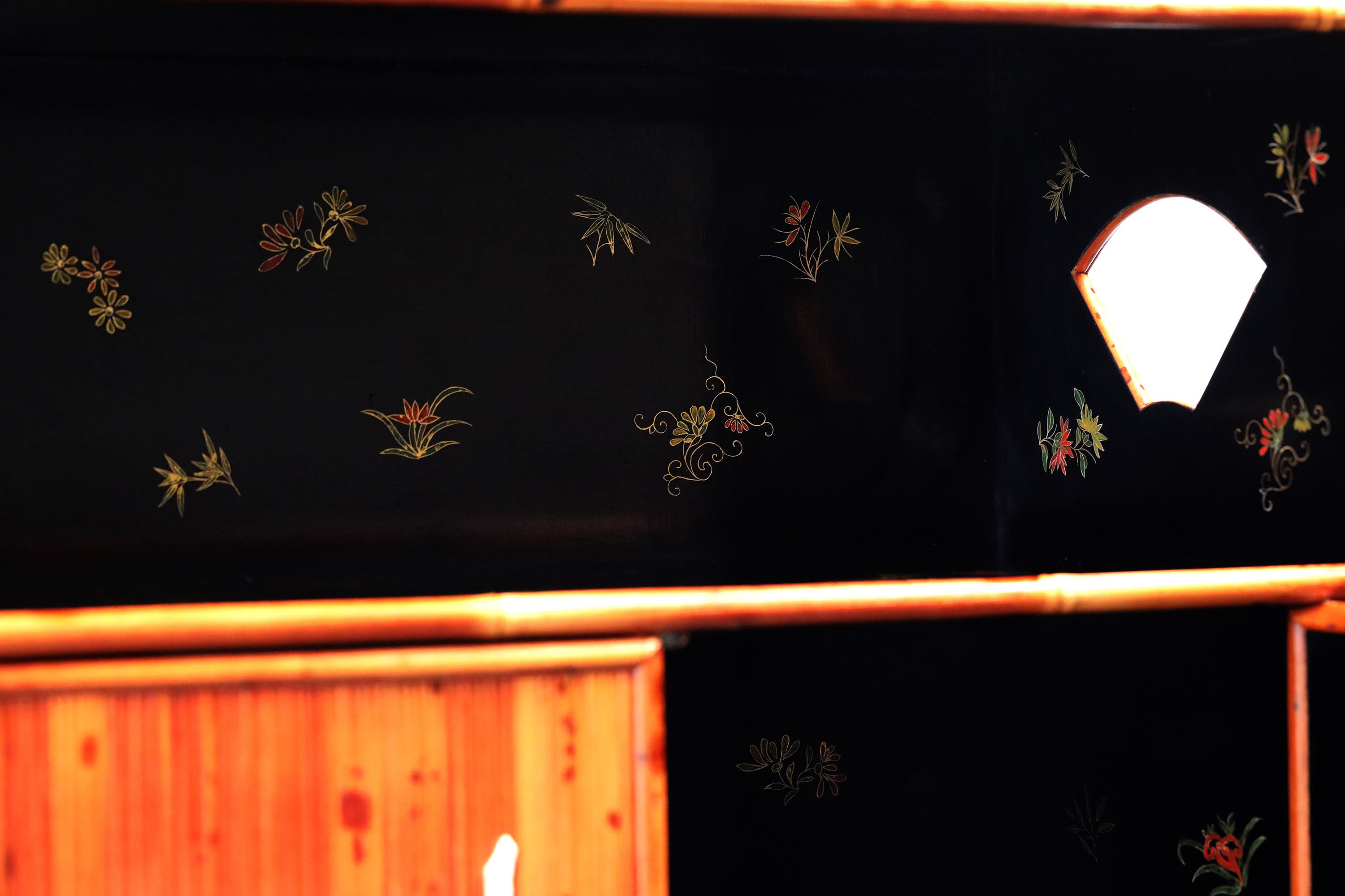 Xiangfei Bamboo Inlaid with Immortal Riding a Phoenix Tea Cabinet