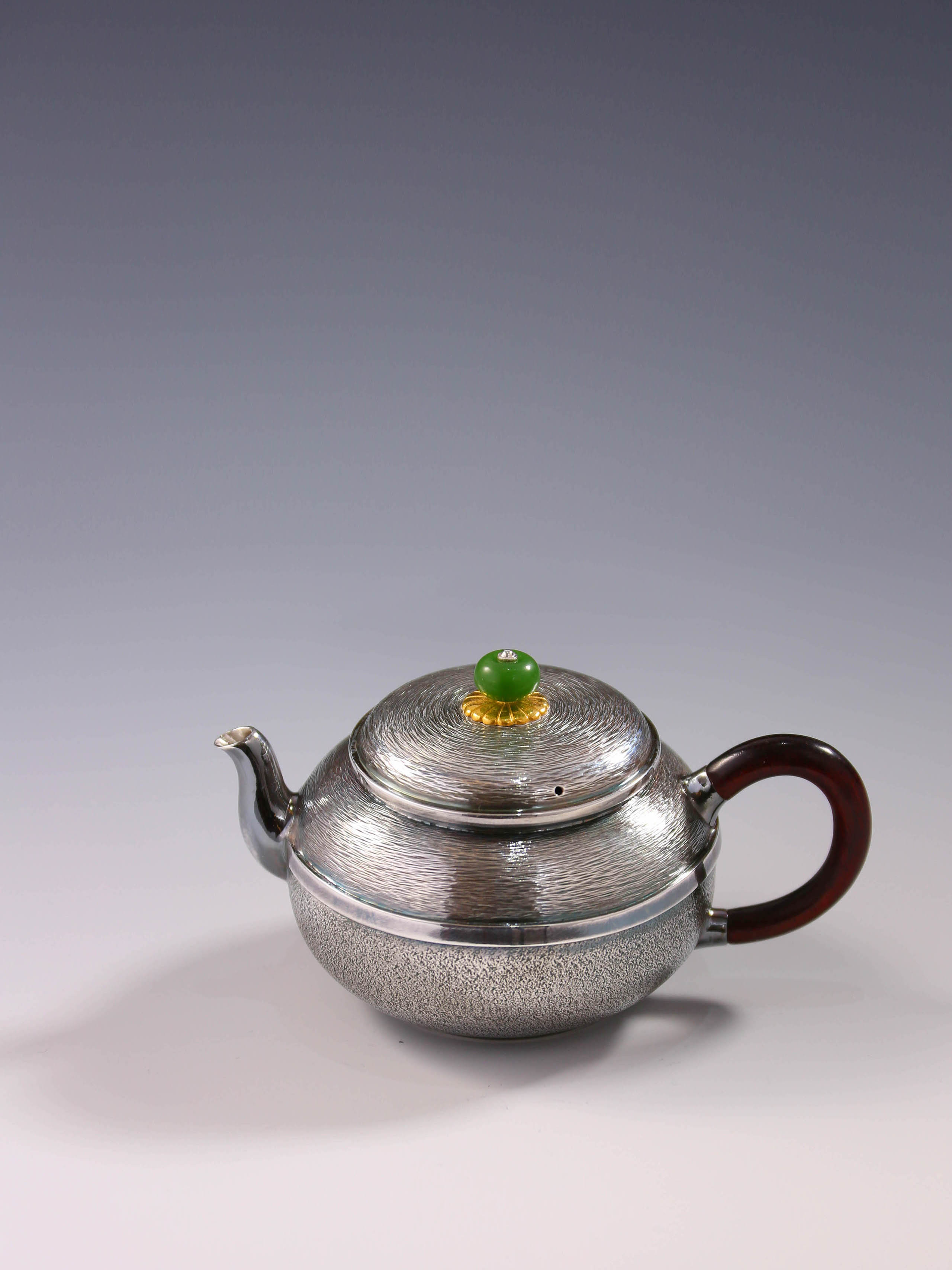 Linear small teapot