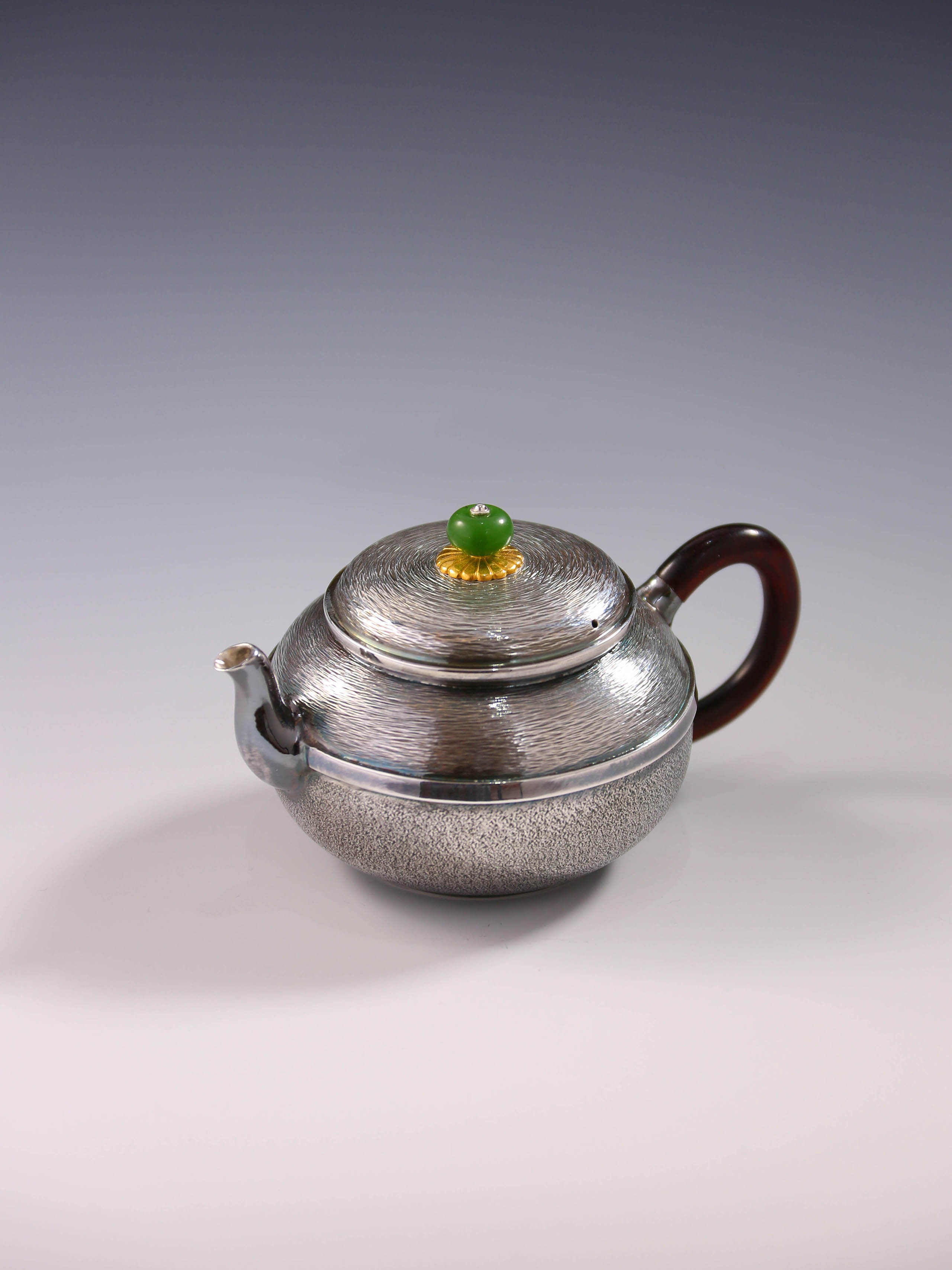 Linear small teapot