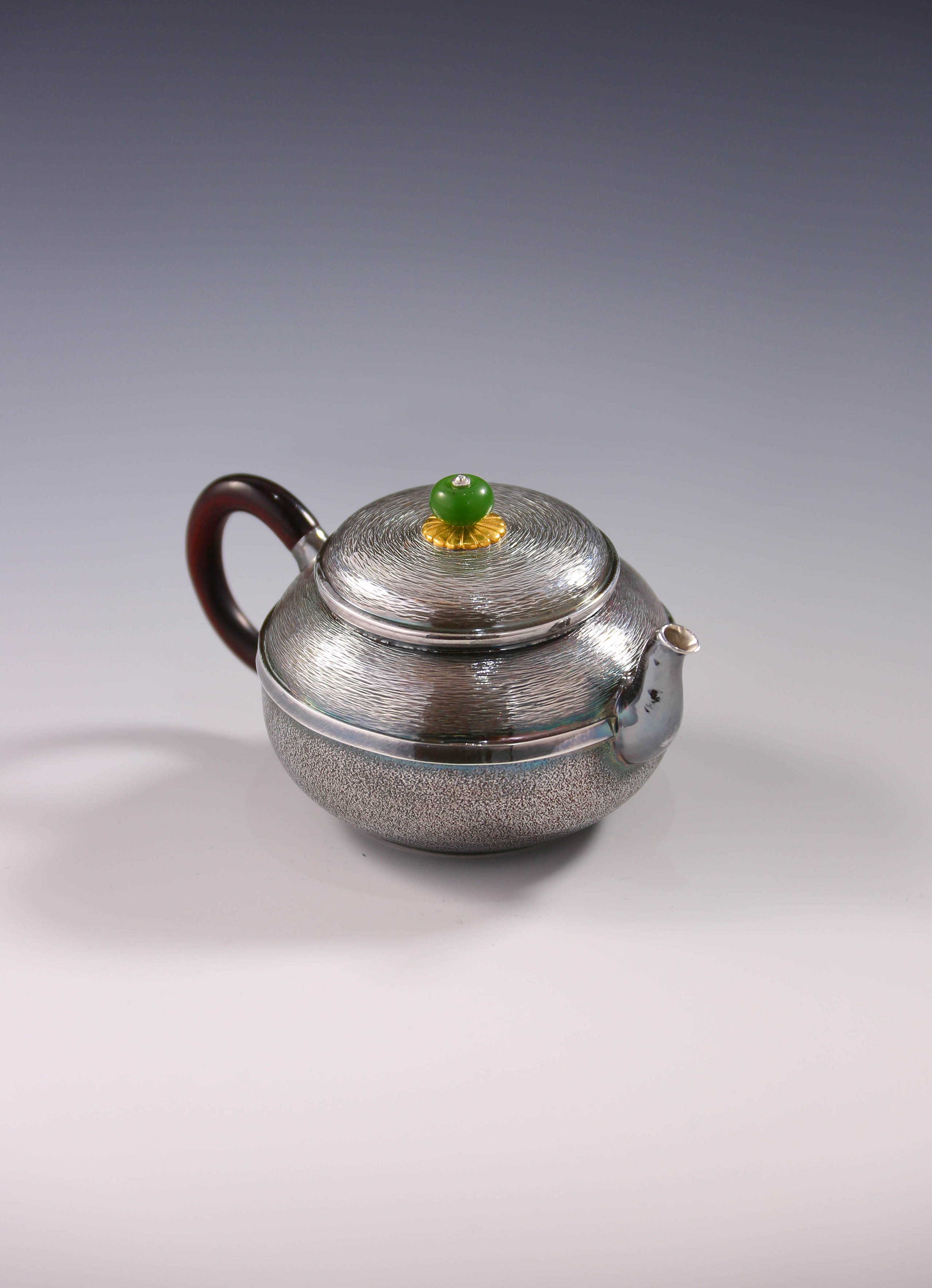 Linear small teapot