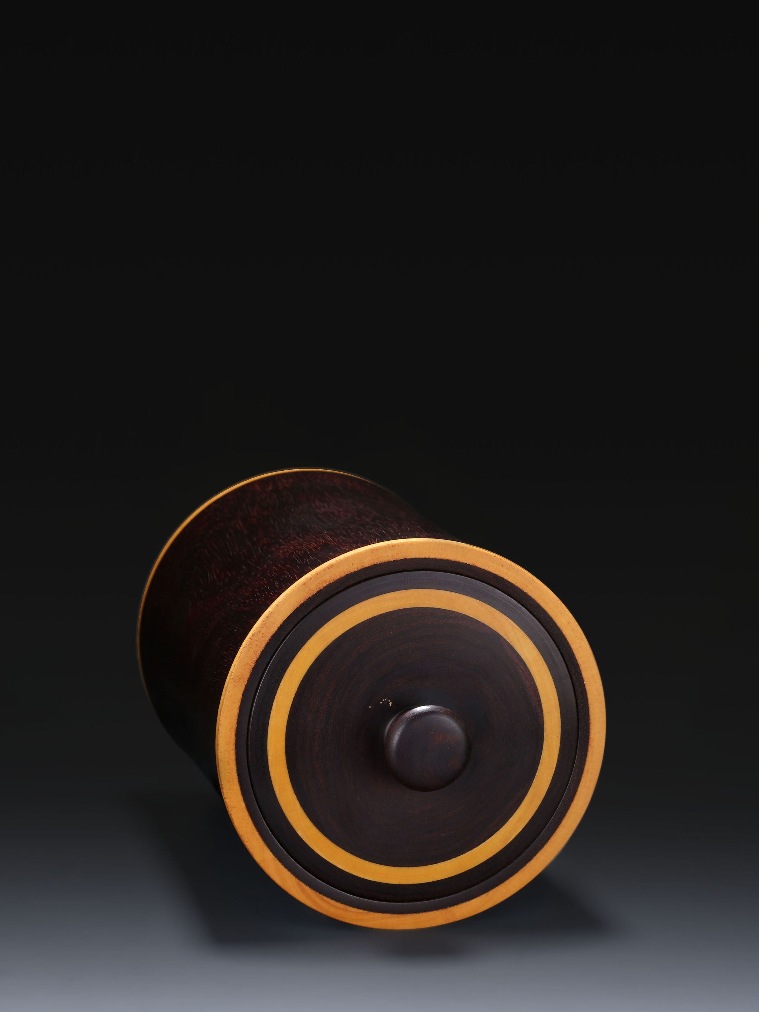 Small-leaf sandalwood tea canister