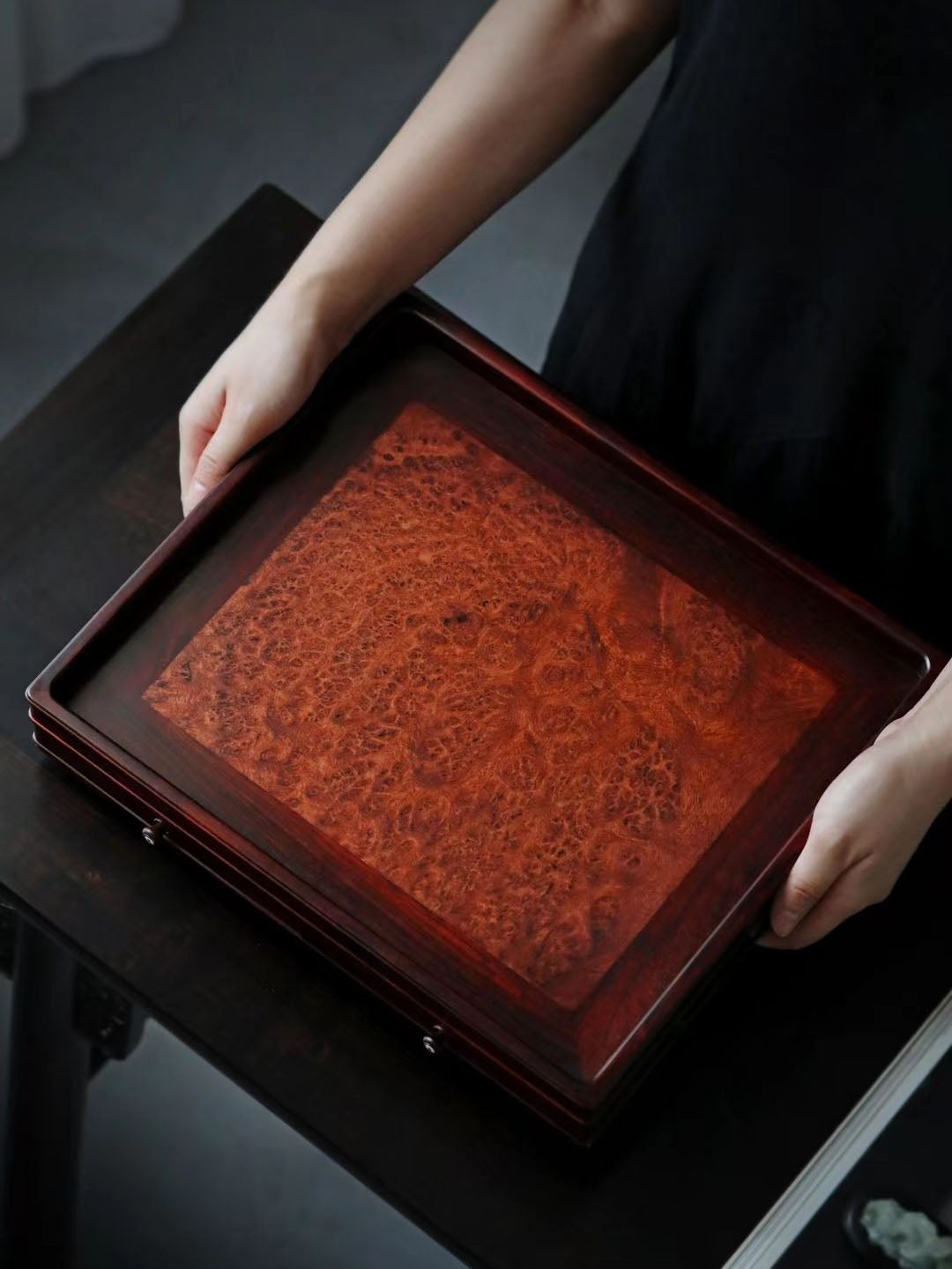 A plain-faced plate inlaid with burl wood on small-leaf red sandalwood, and a plate inlaid with purple sandalwood.