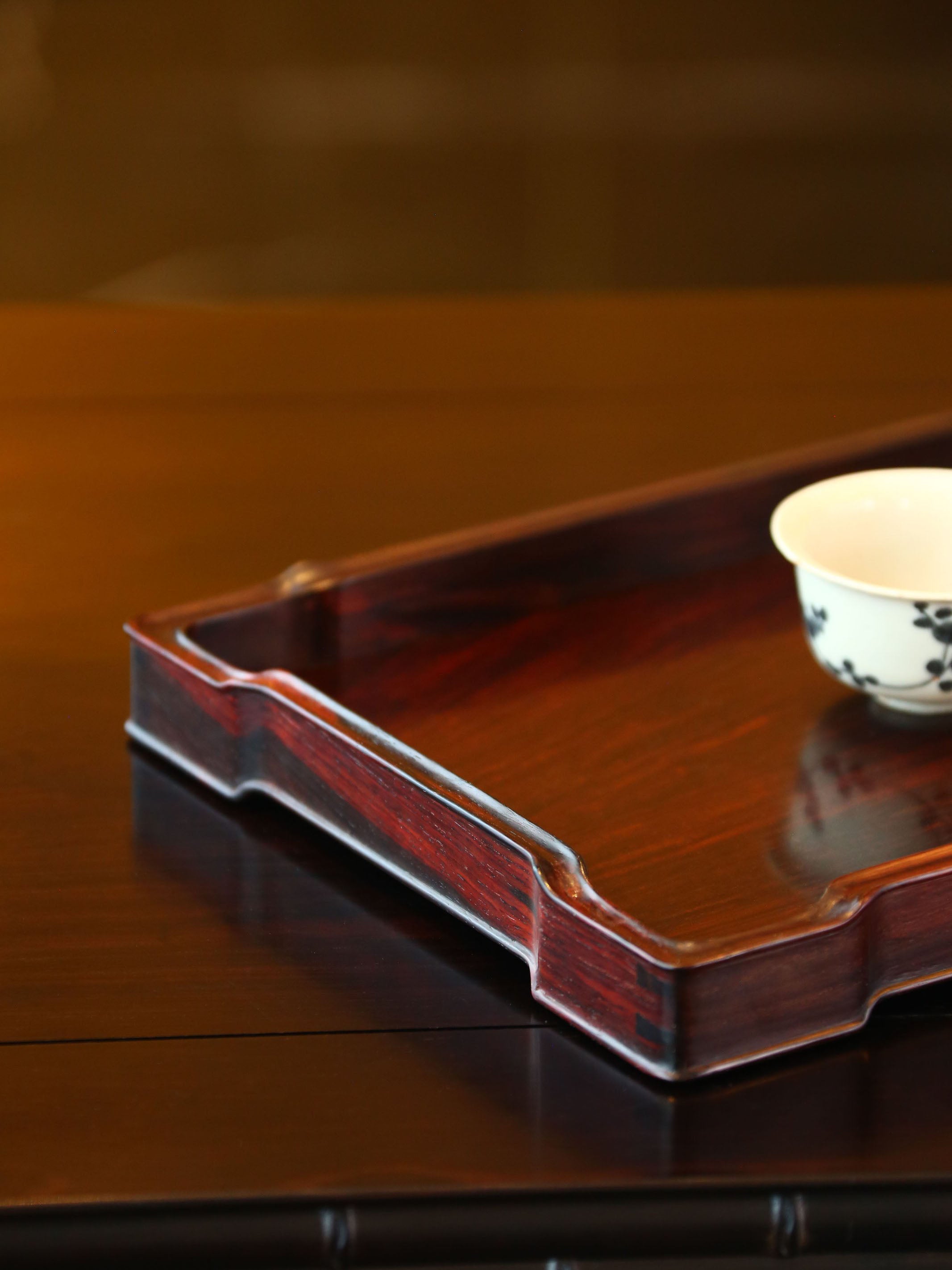 The plain-faced rosewood tray is made of small-leaf sandalwood.