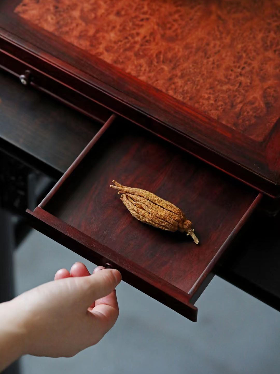 A plain-faced plate inlaid with burl wood on small-leaf red sandalwood, and a plate inlaid with purple sandalwood.