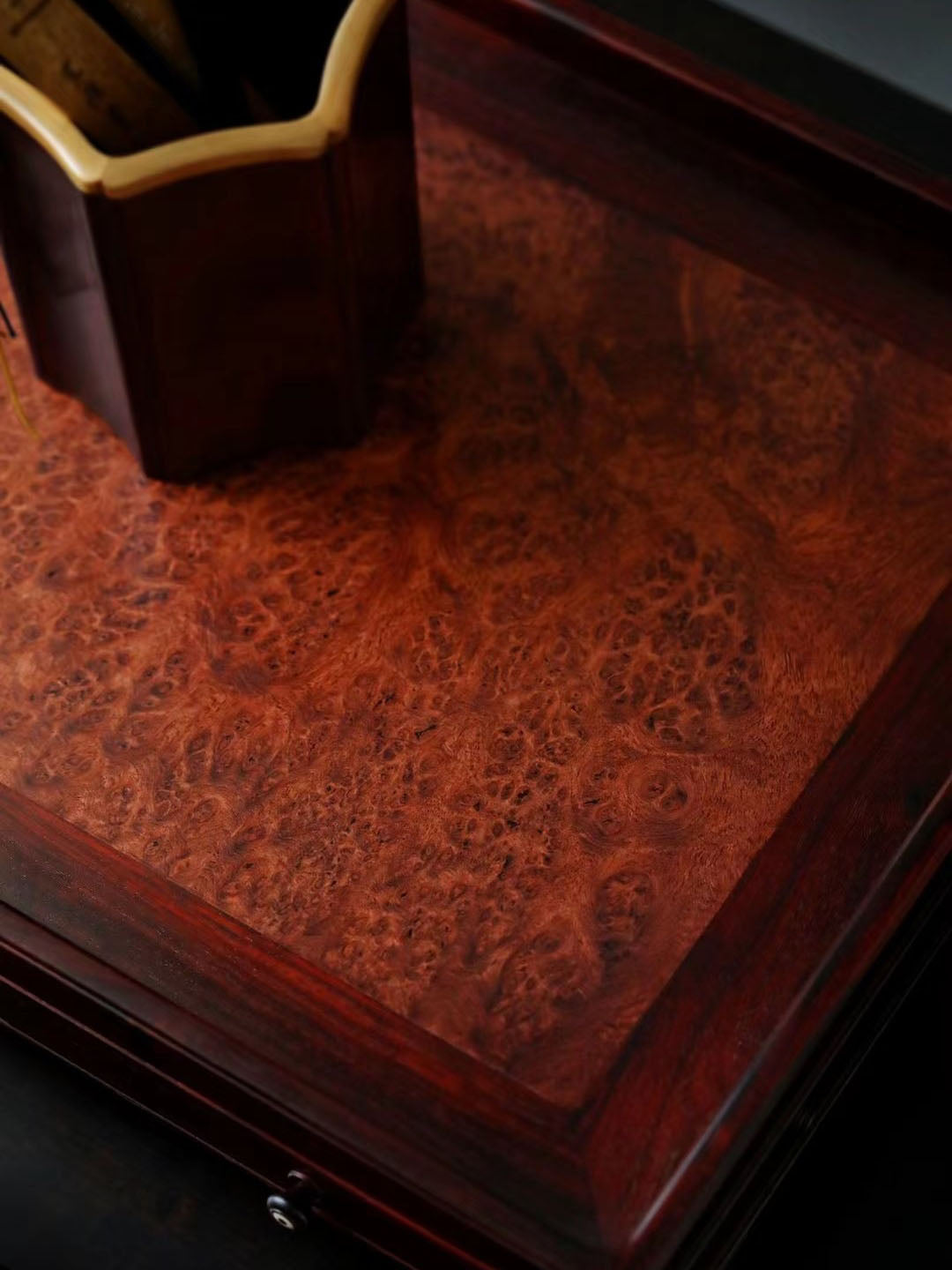 A plain-faced plate inlaid with burl wood on small-leaf red sandalwood, and a plate inlaid with purple sandalwood.