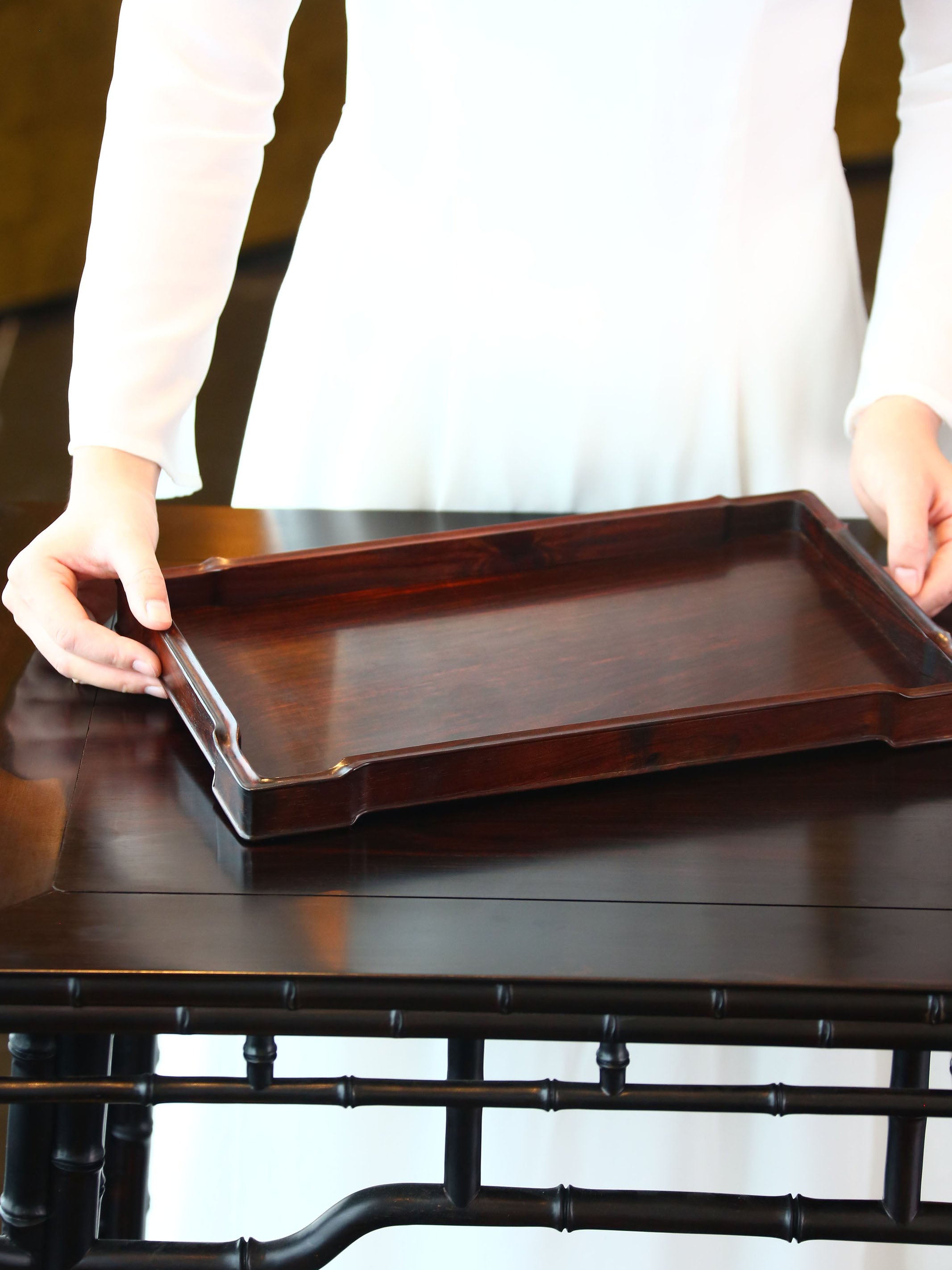 The plain-faced rosewood tray is made of small-leaf sandalwood.