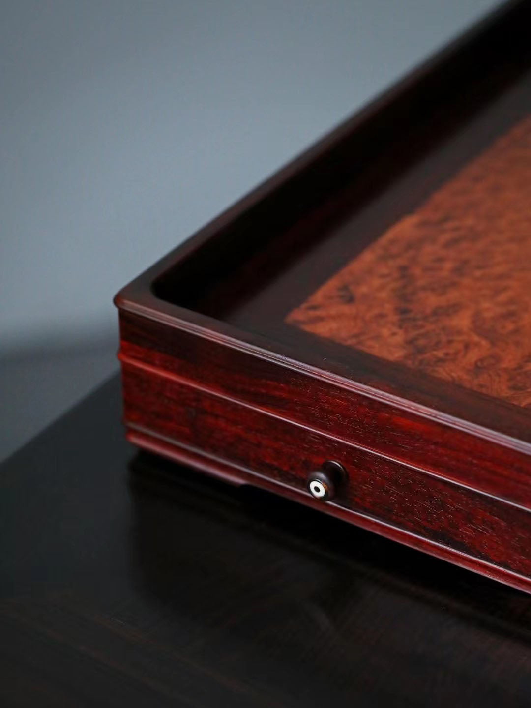 A plain-faced plate inlaid with burl wood on small-leaf red sandalwood, and a plate inlaid with purple sandalwood.