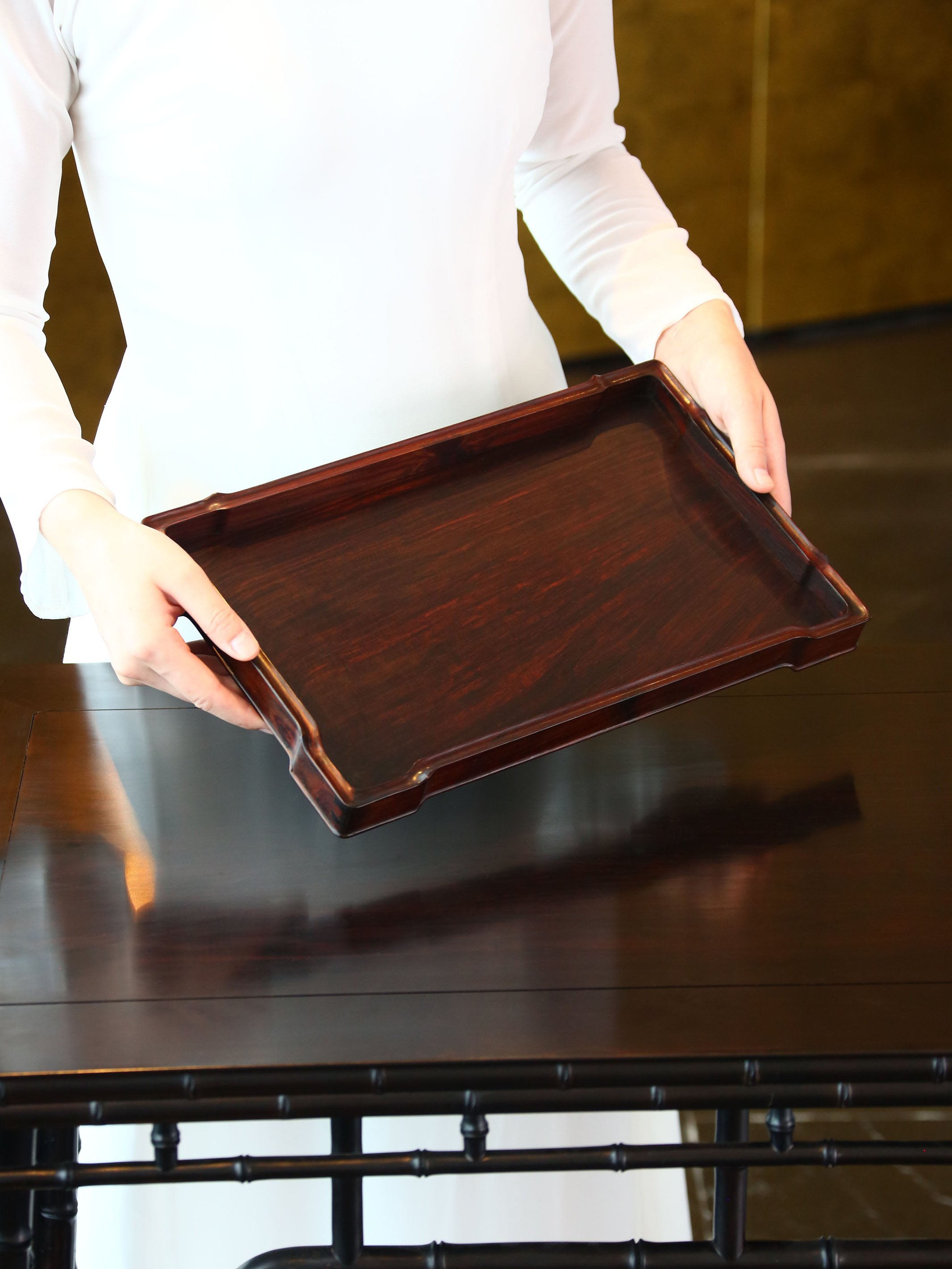 The plain-faced rosewood tray is made of small-leaf sandalwood.