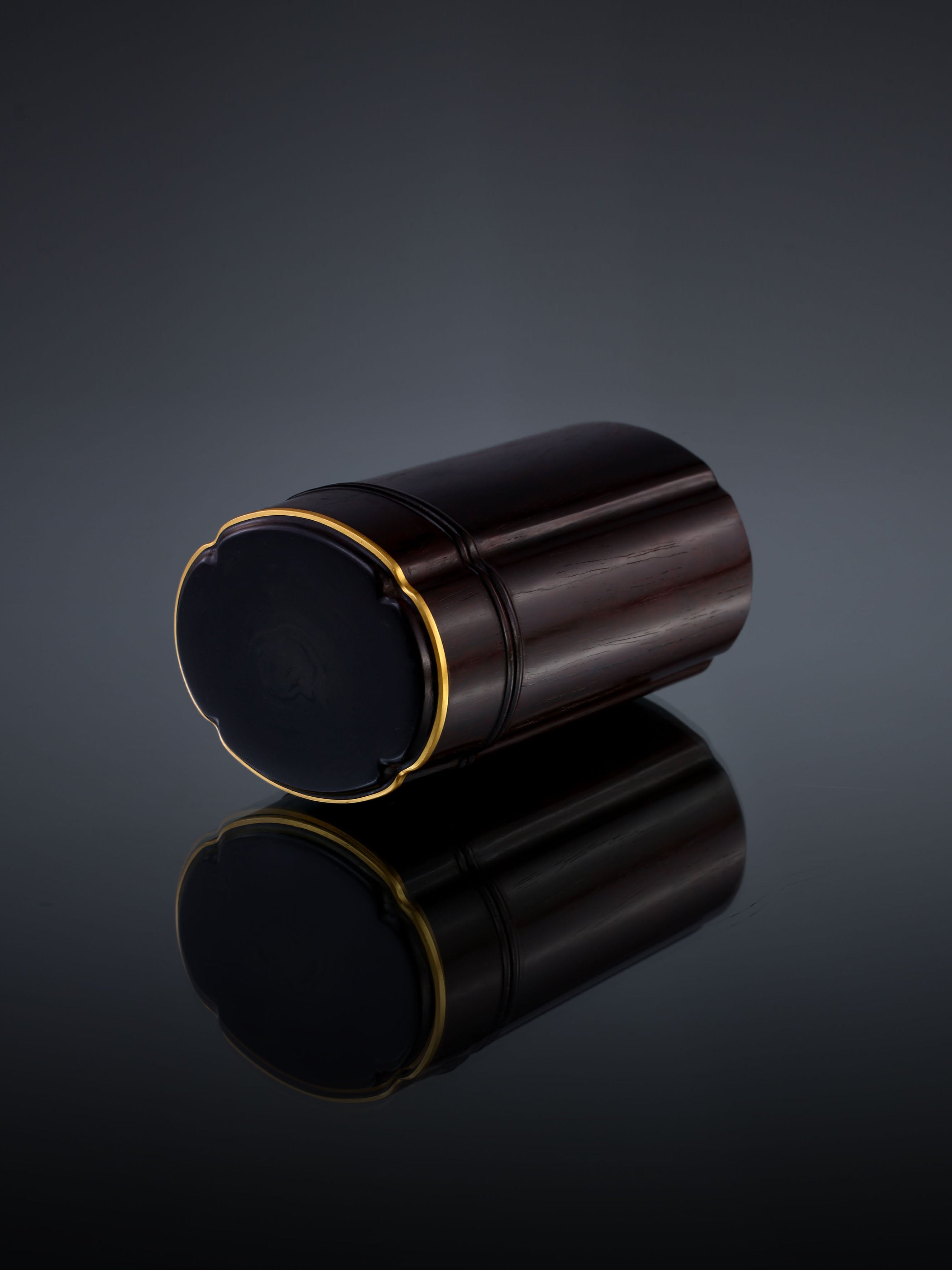 Small-leaf sandalwood begonia-shaped tea canister