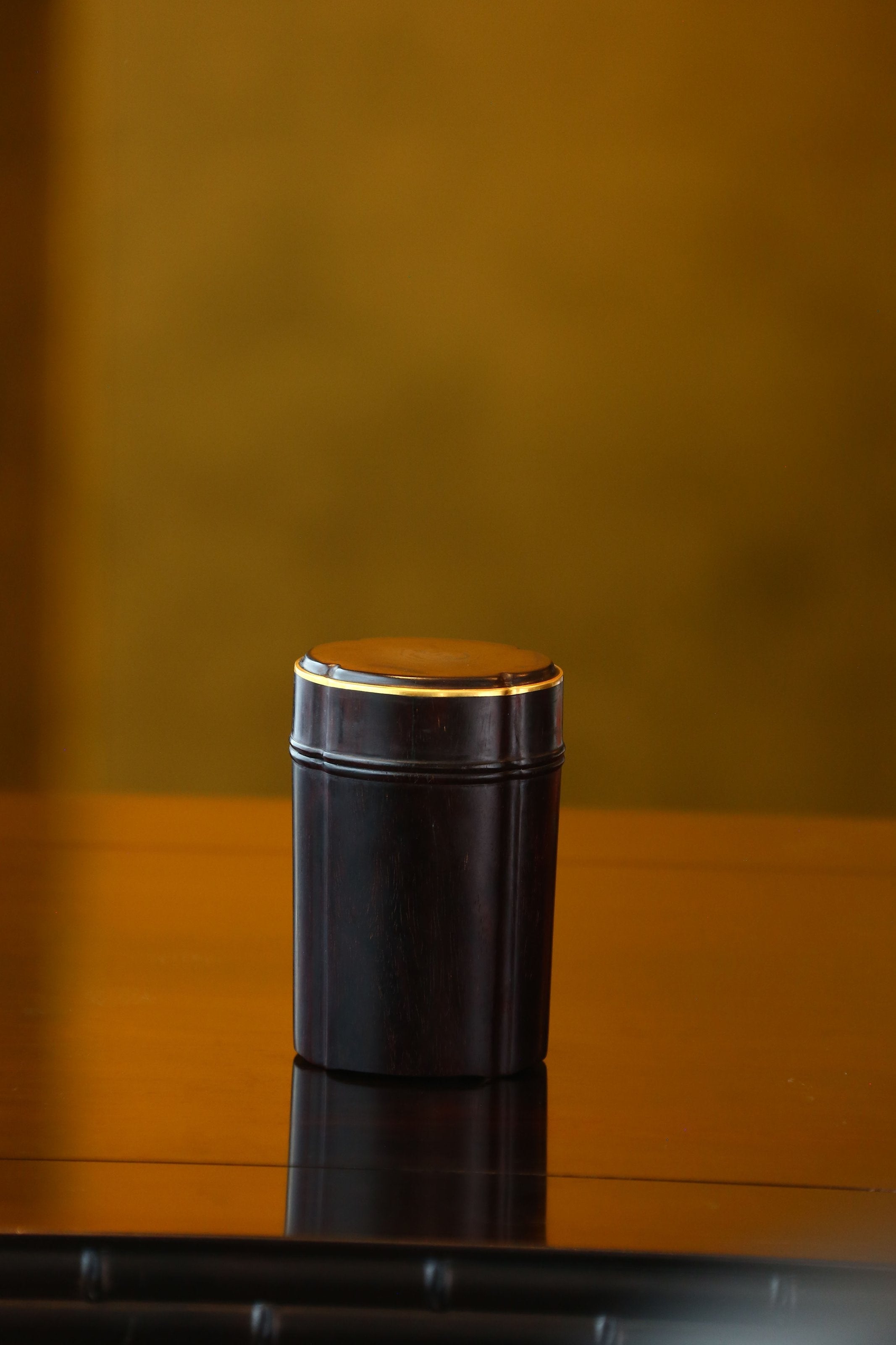 Small-leaf sandalwood begonia-shaped tea canister