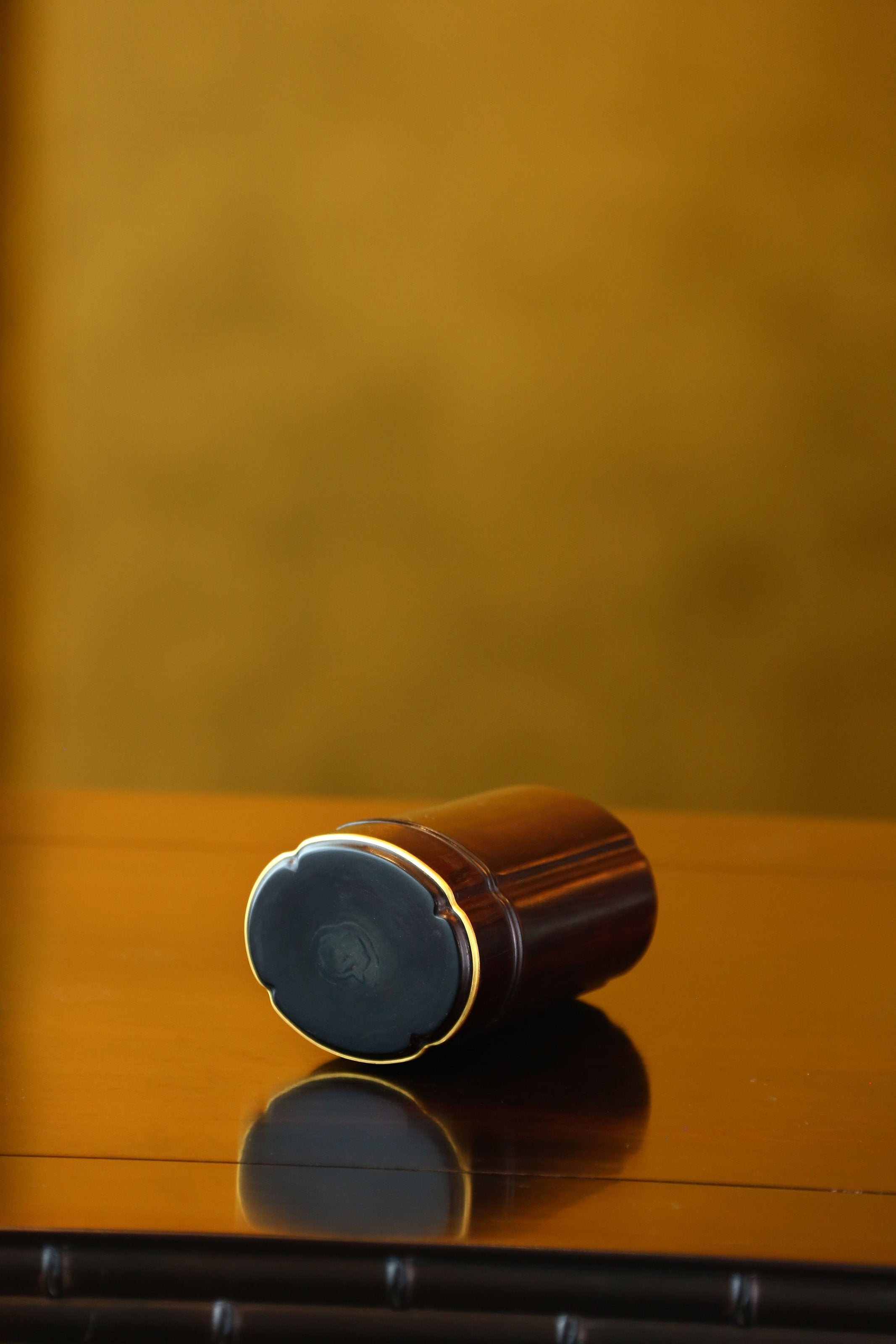 Small-leaf sandalwood begonia-shaped tea canister