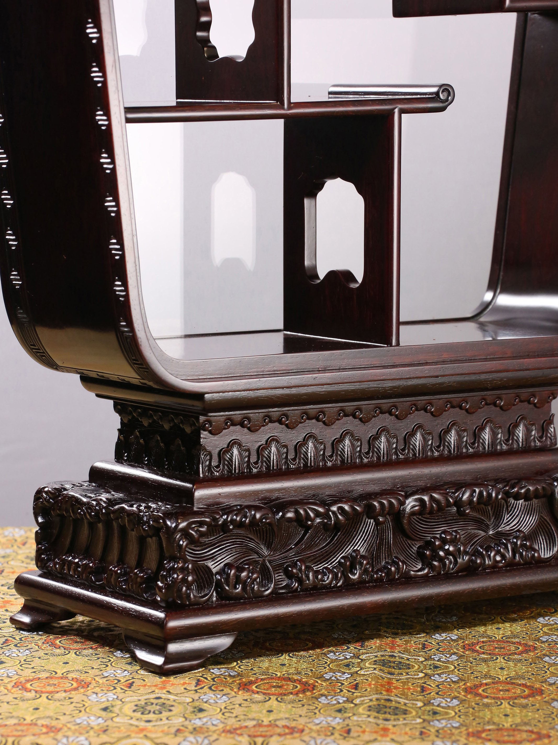 Small-leaf sandalwood bottle-shaped multi-treasure cabinet