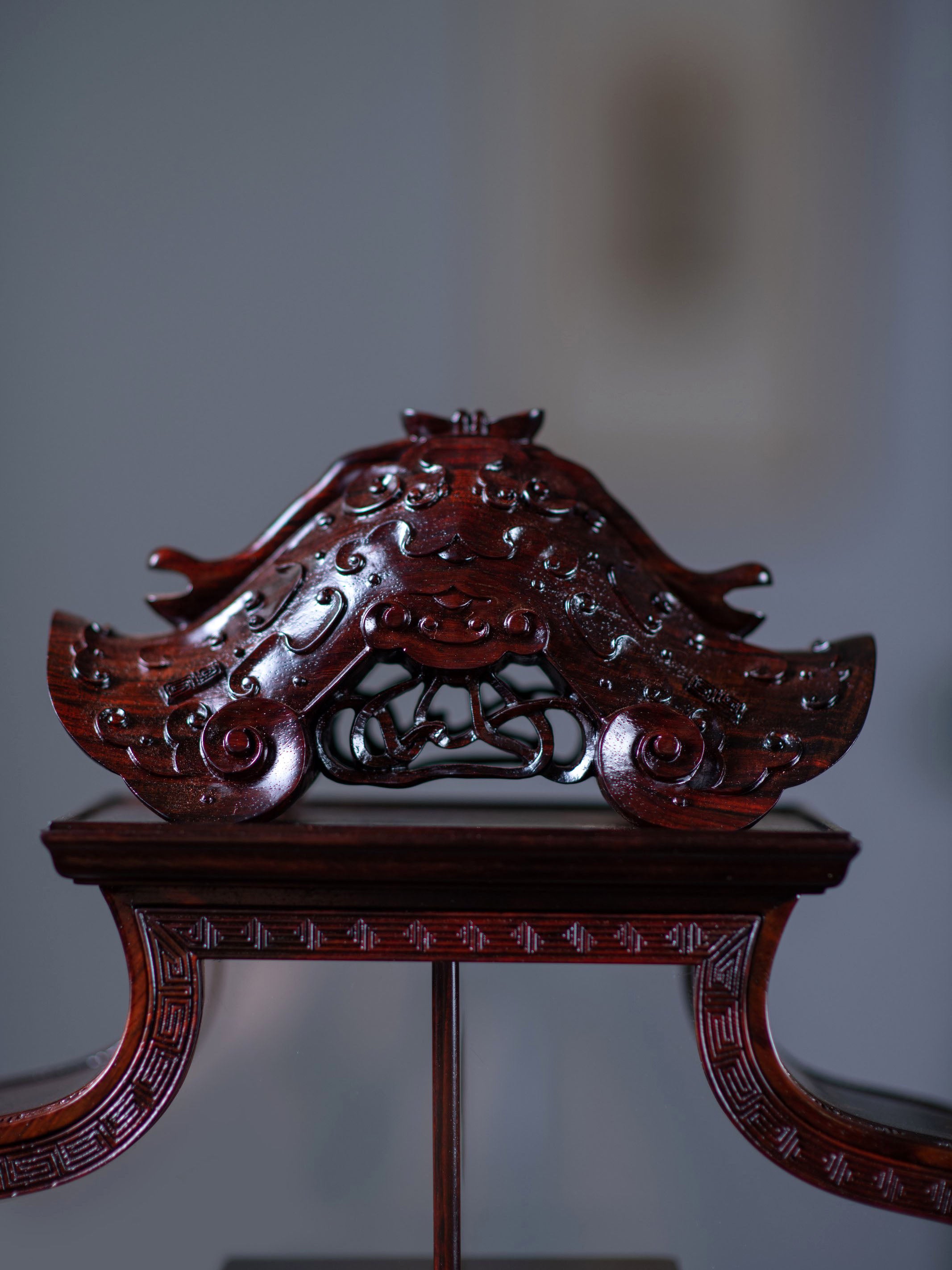 Small-leaf sandalwood bottle-shaped multi-treasure cabinet