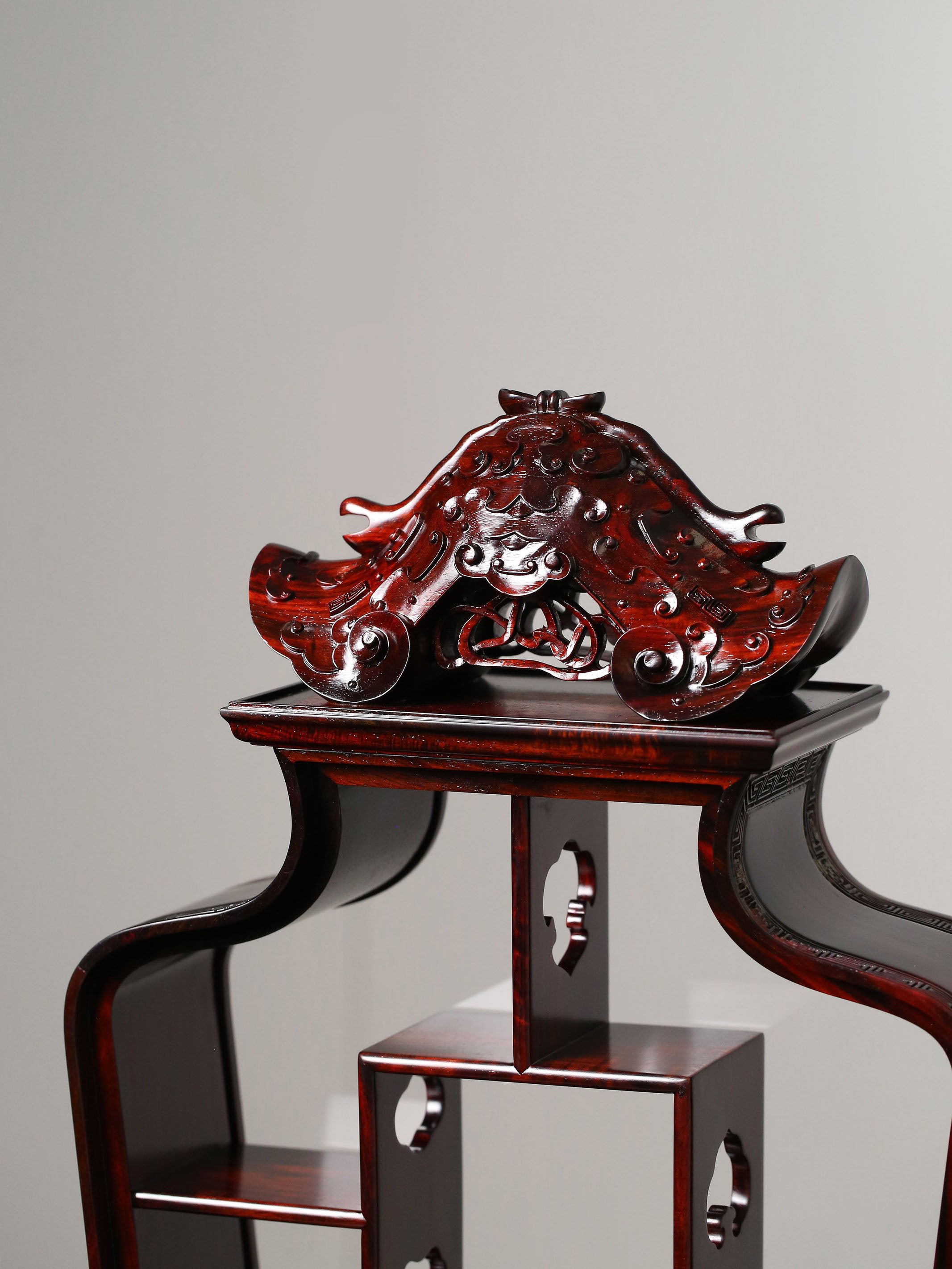 Small-leaf sandalwood bottle-shaped multi-treasure cabinet