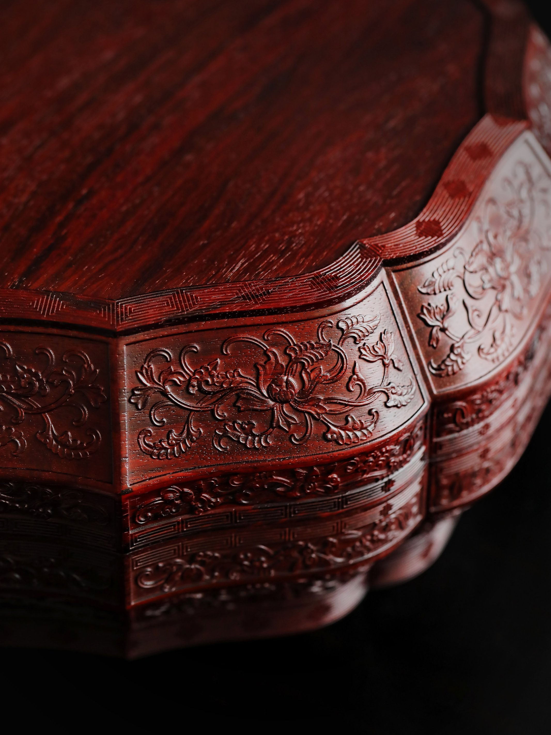 Small-leaf sandalwood carved twelve-cornered fruit box with a longevity sunflower shape