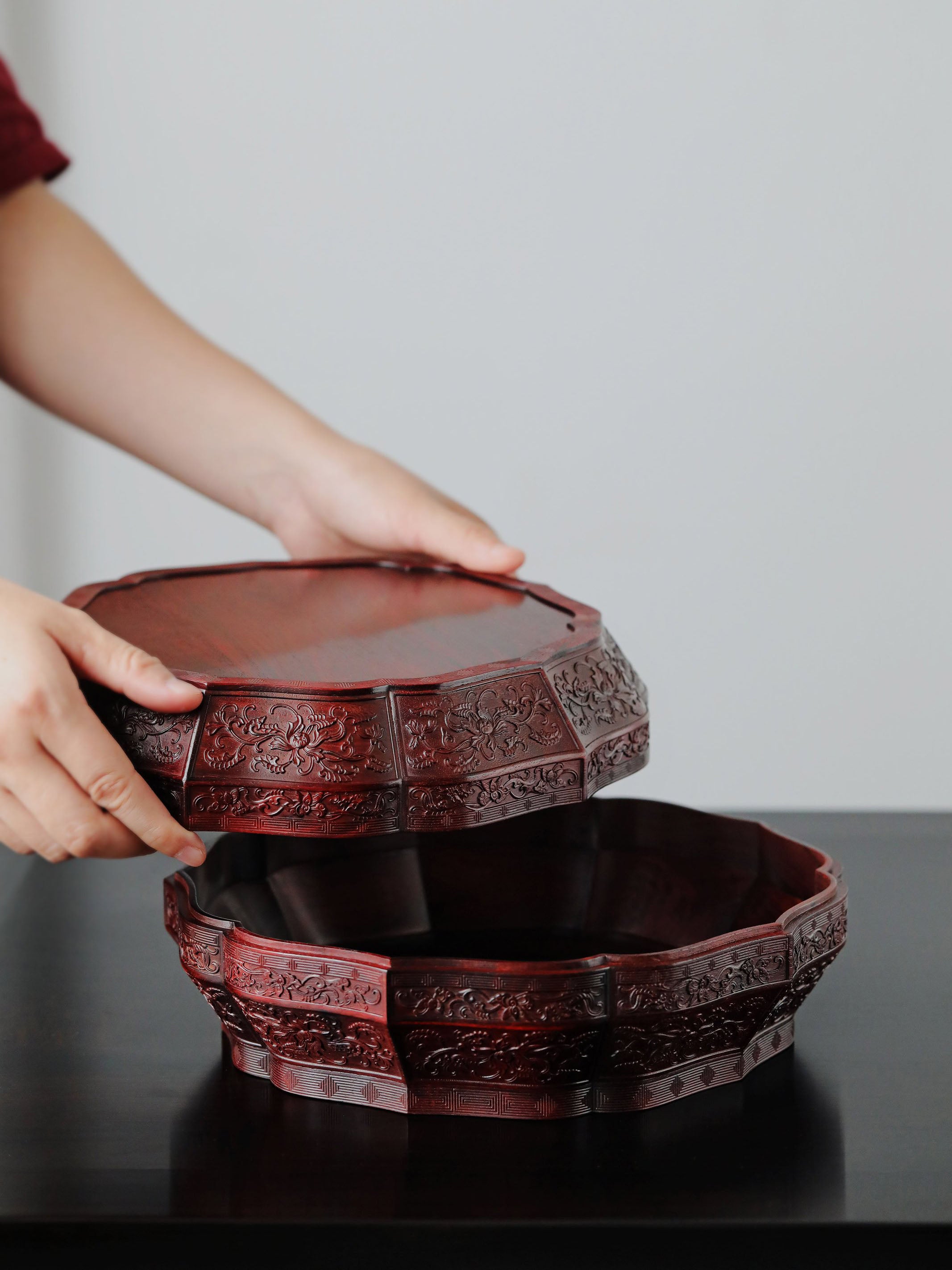 Small-leaf sandalwood carved twelve-cornered fruit box with a longevity sunflower shape